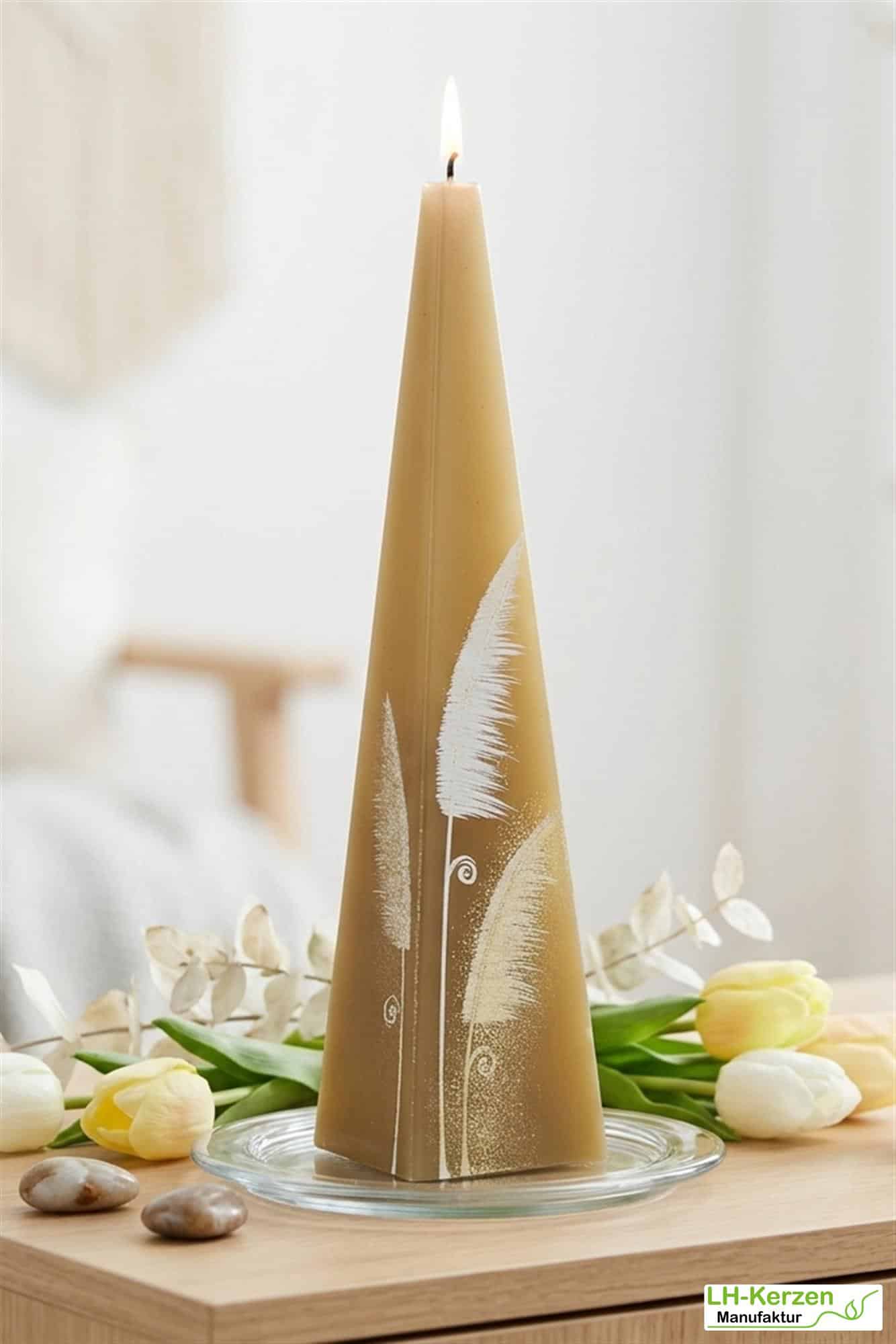 Olivgoldene Formkerze 'AuraHarmony' Kerze in Pyramidenform – Geometrisch & Modern