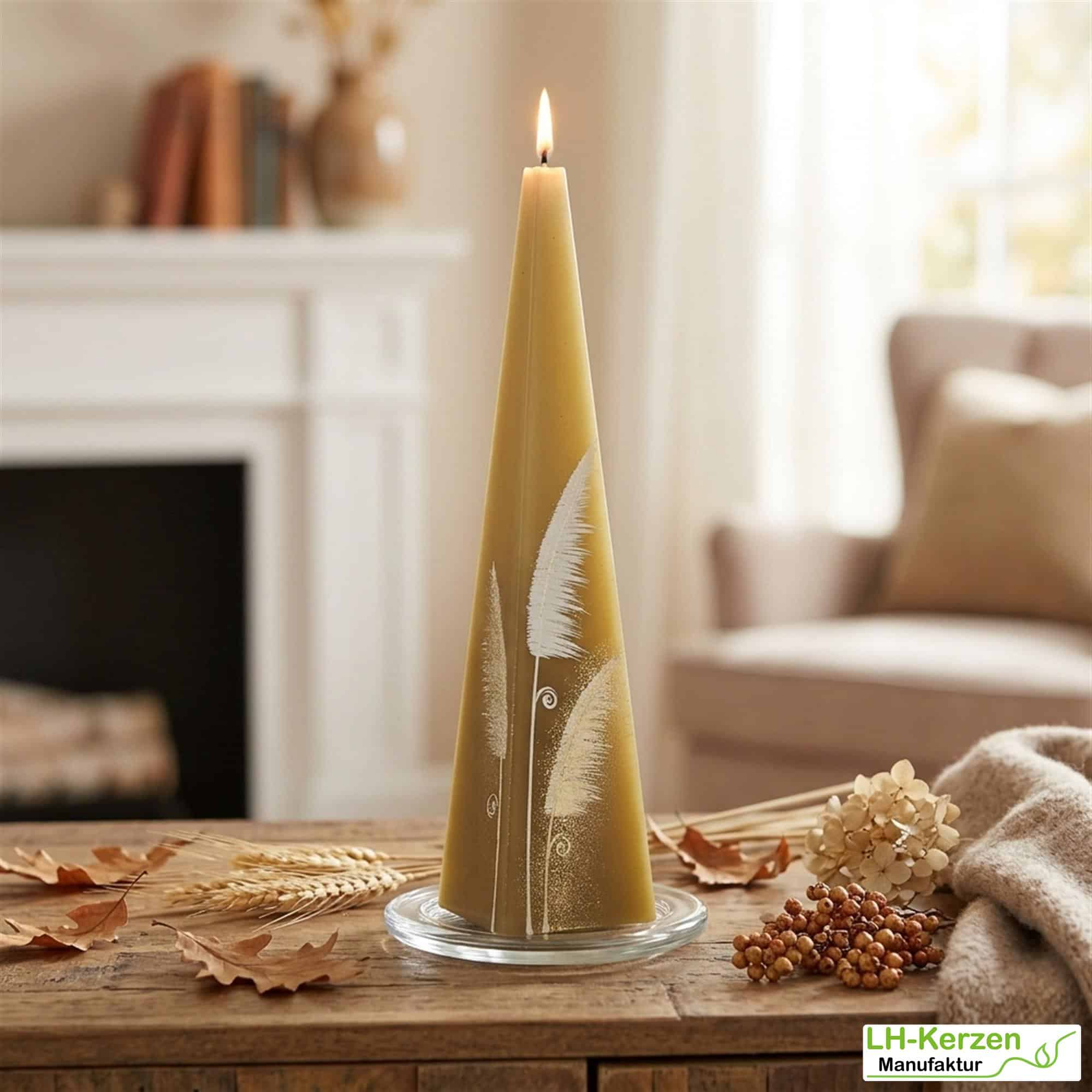 Olivgoldene Formkerze 'AuraHarmony' Kerze in Pyramidenform – Geometrisch & Modern