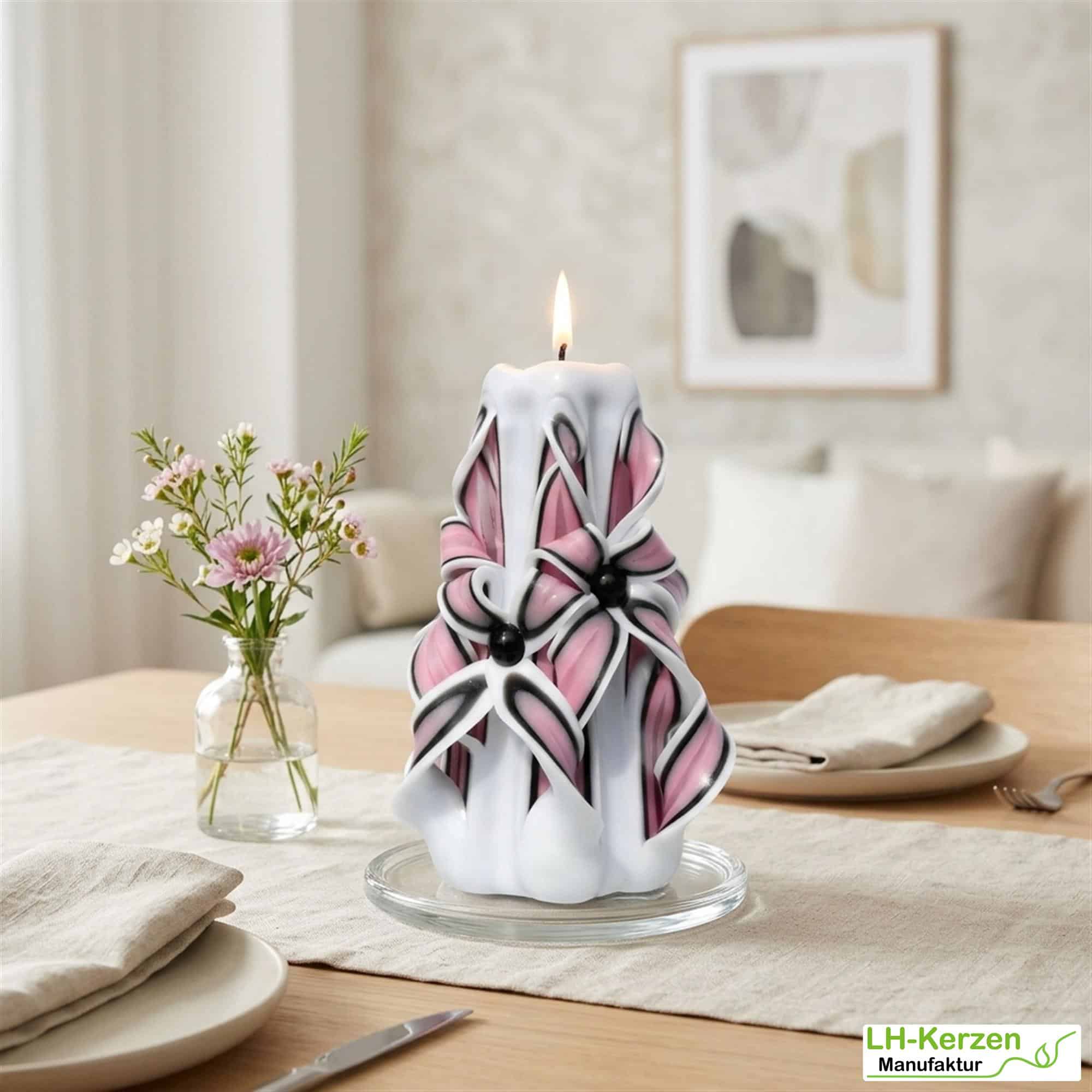 Idunn's Blossom – Handgeschnitzte Kerze in zartem Rosa, ideal für romantische Anlässe