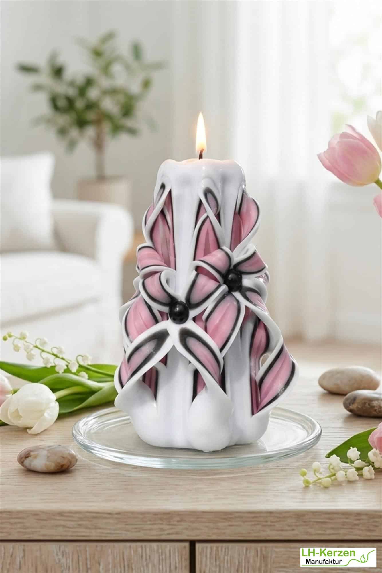 Idunn's Blossom – Handgeschnitzte Kerze in zartem Rosa, ideal für romantische Anlässe