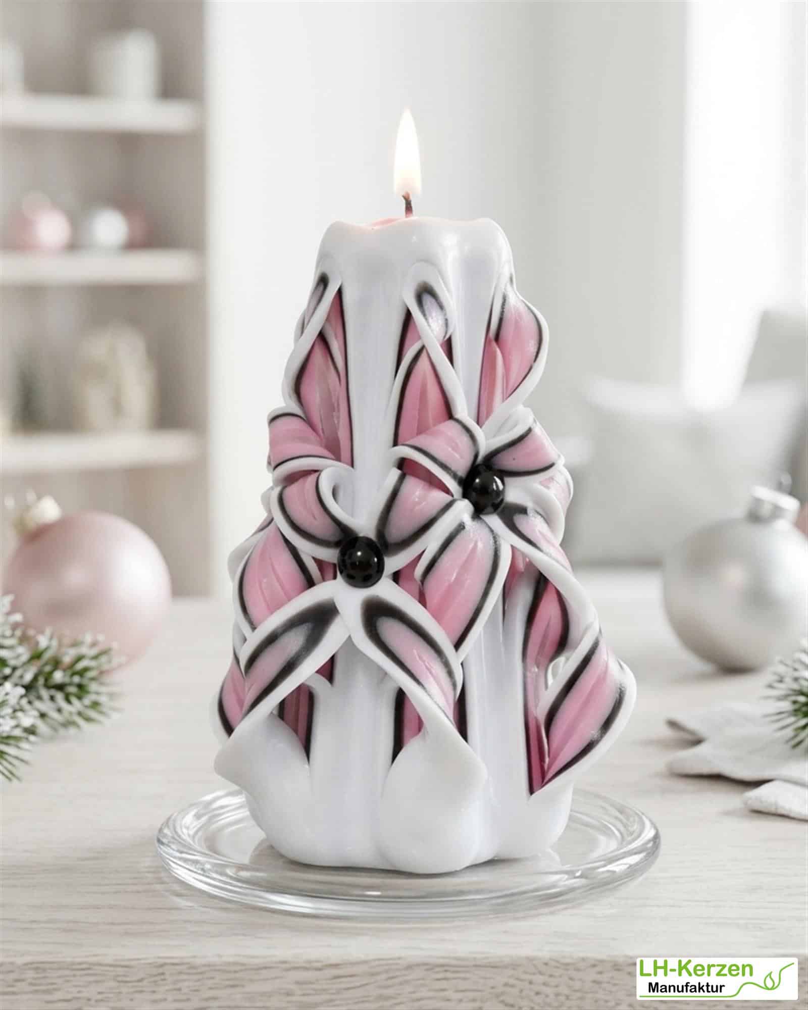 Idunn's Blossom – Handgeschnitzte Kerze in zartem Rosa, ideal für romantische Anlässe