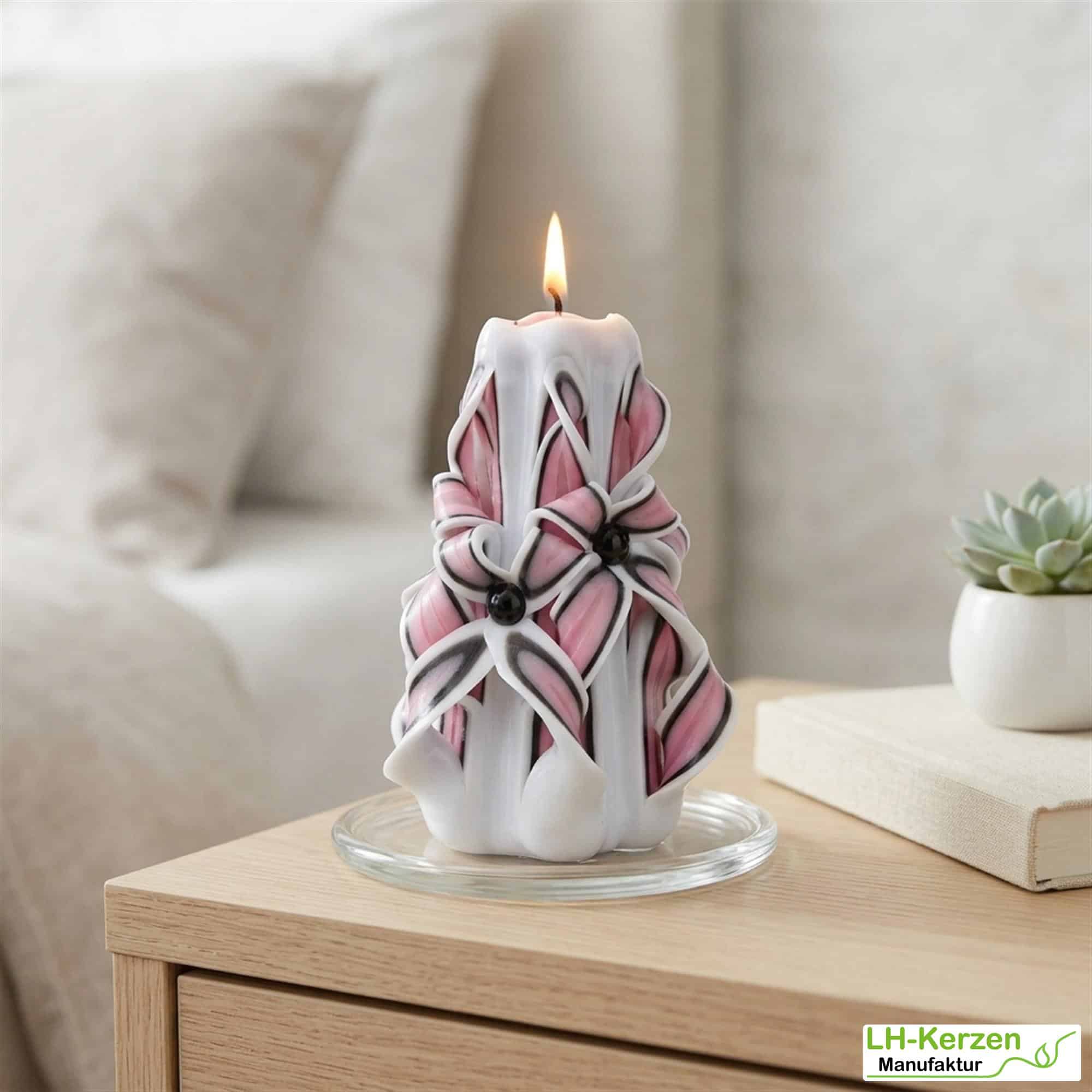 Idunn's Blossom – Handgeschnitzte Kerze in zartem Rosa, ideal für romantische Anlässe