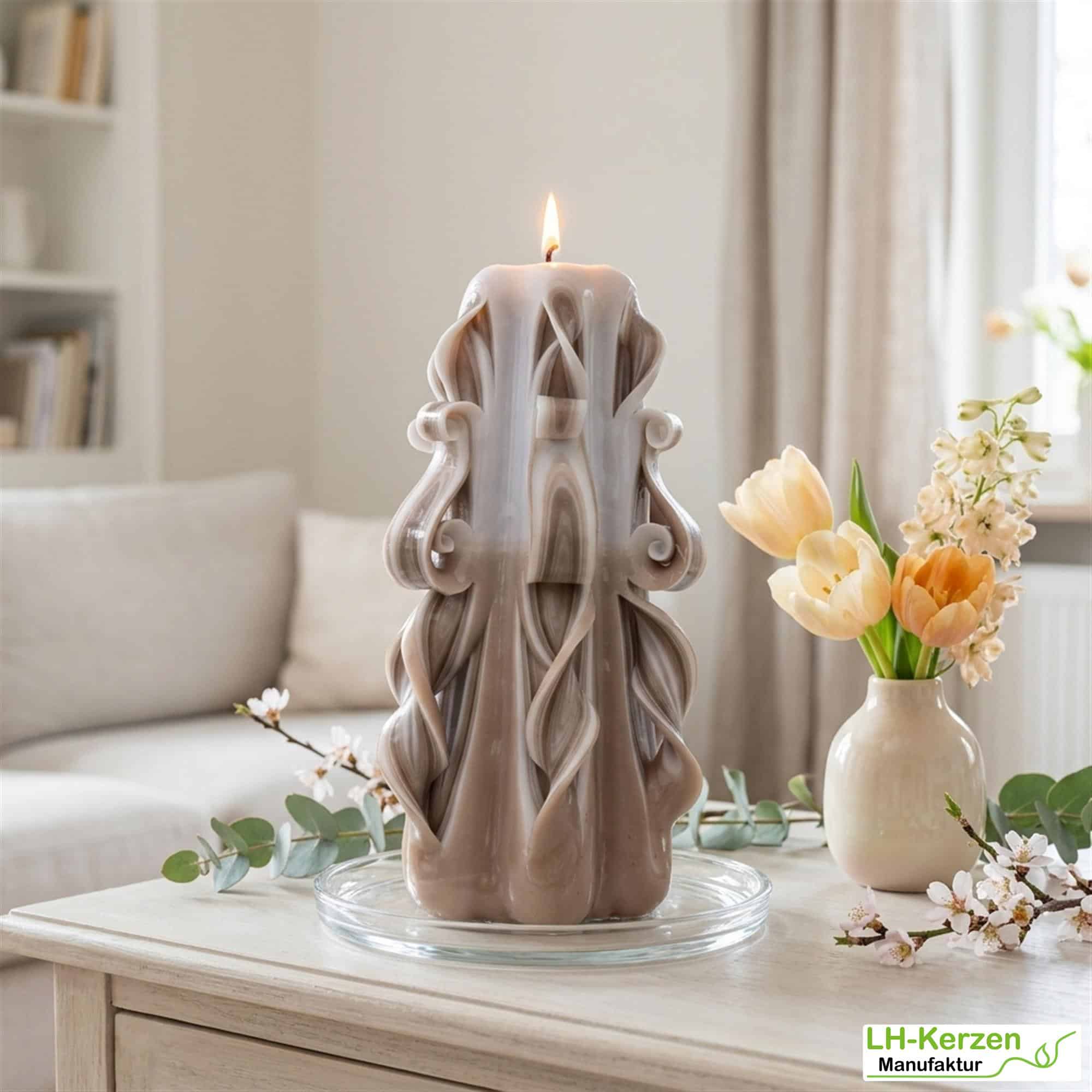 Baldur's Grace – Magische geschnitzte Kerze in Beige, ideal für besondere Anlässe und elegante Deko