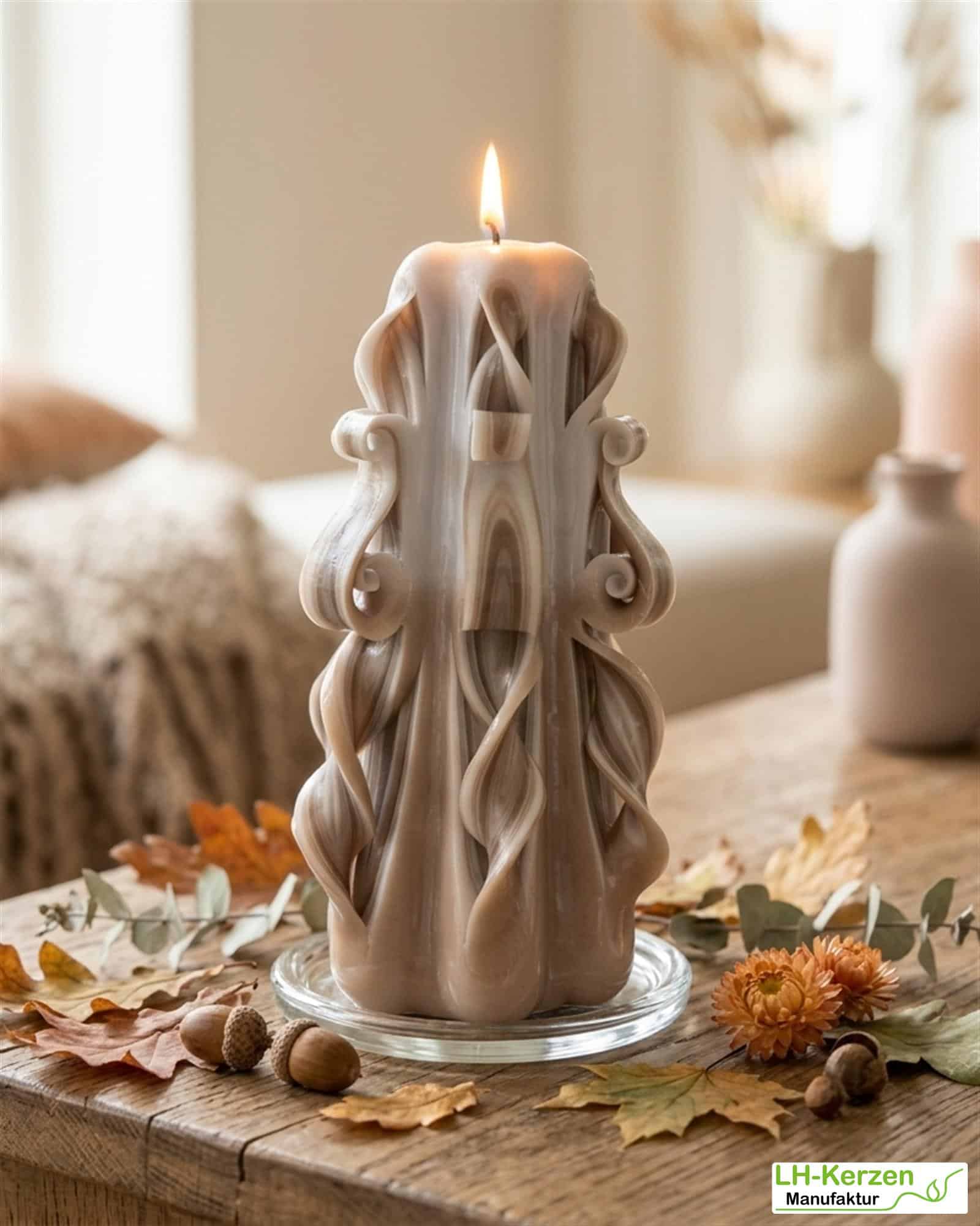 Baldur's Grace – Magische geschnitzte Kerze in Beige, ideal für besondere Anlässe und elegante Deko