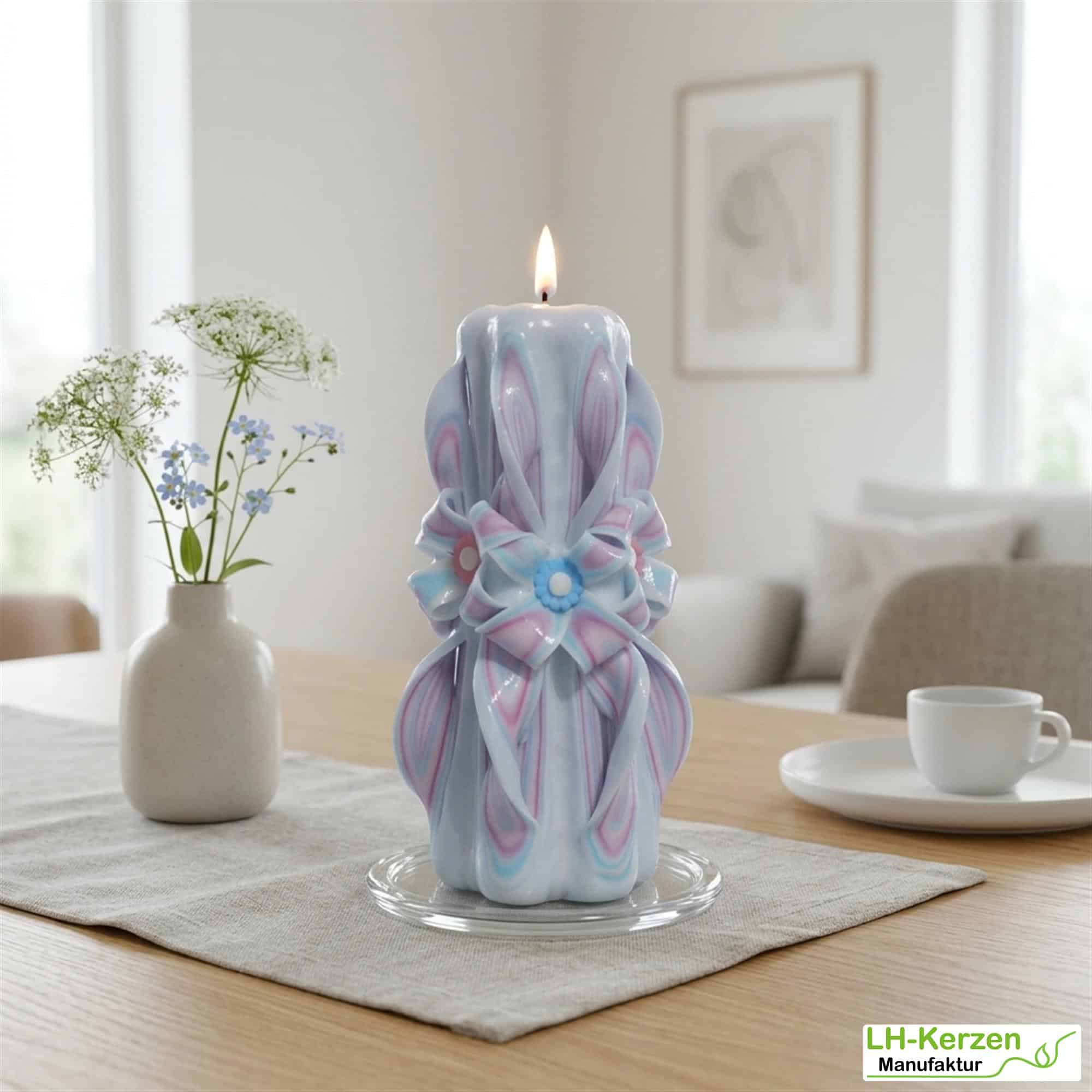 Eir's Blossom – Zarte geschnitzte Kerze in Pastelltönen, ideal für besondere Anlässe