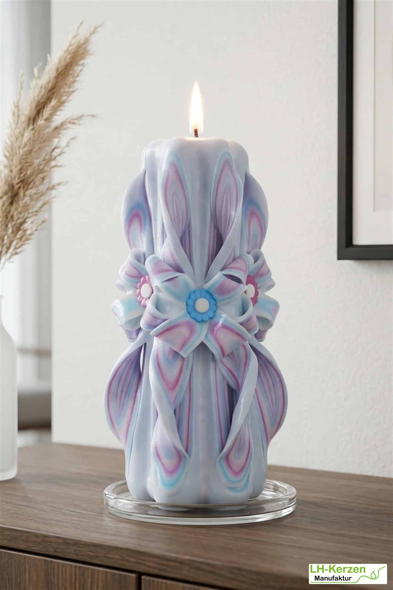 Eir's Blossom – Zarte geschnitzte Kerze in Pastelltönen, ideal für besondere Anlässe