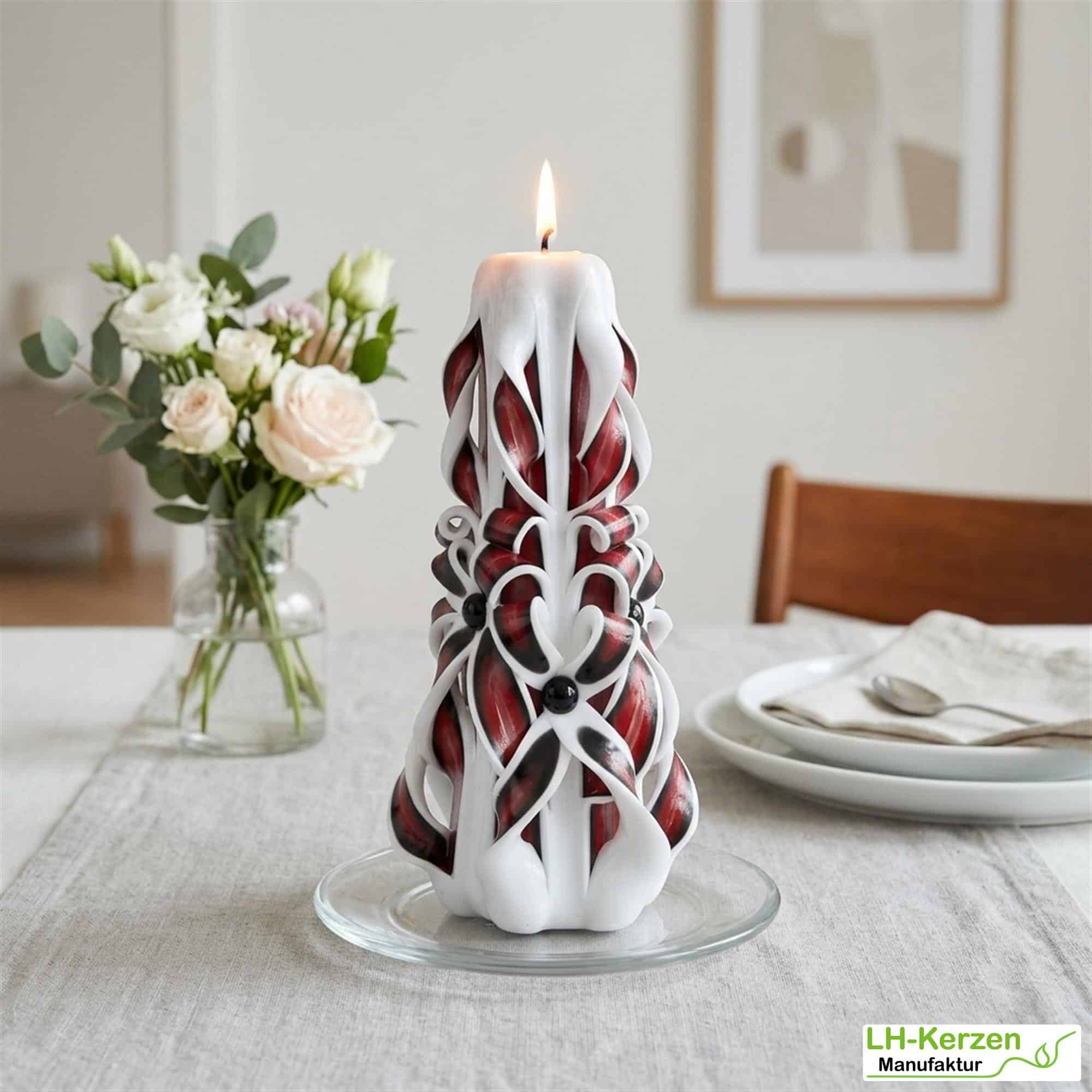 Surtur's Flame – Große handgeschnitzte Kerze in Rot und Weiß, ideal für festliche Anlässe