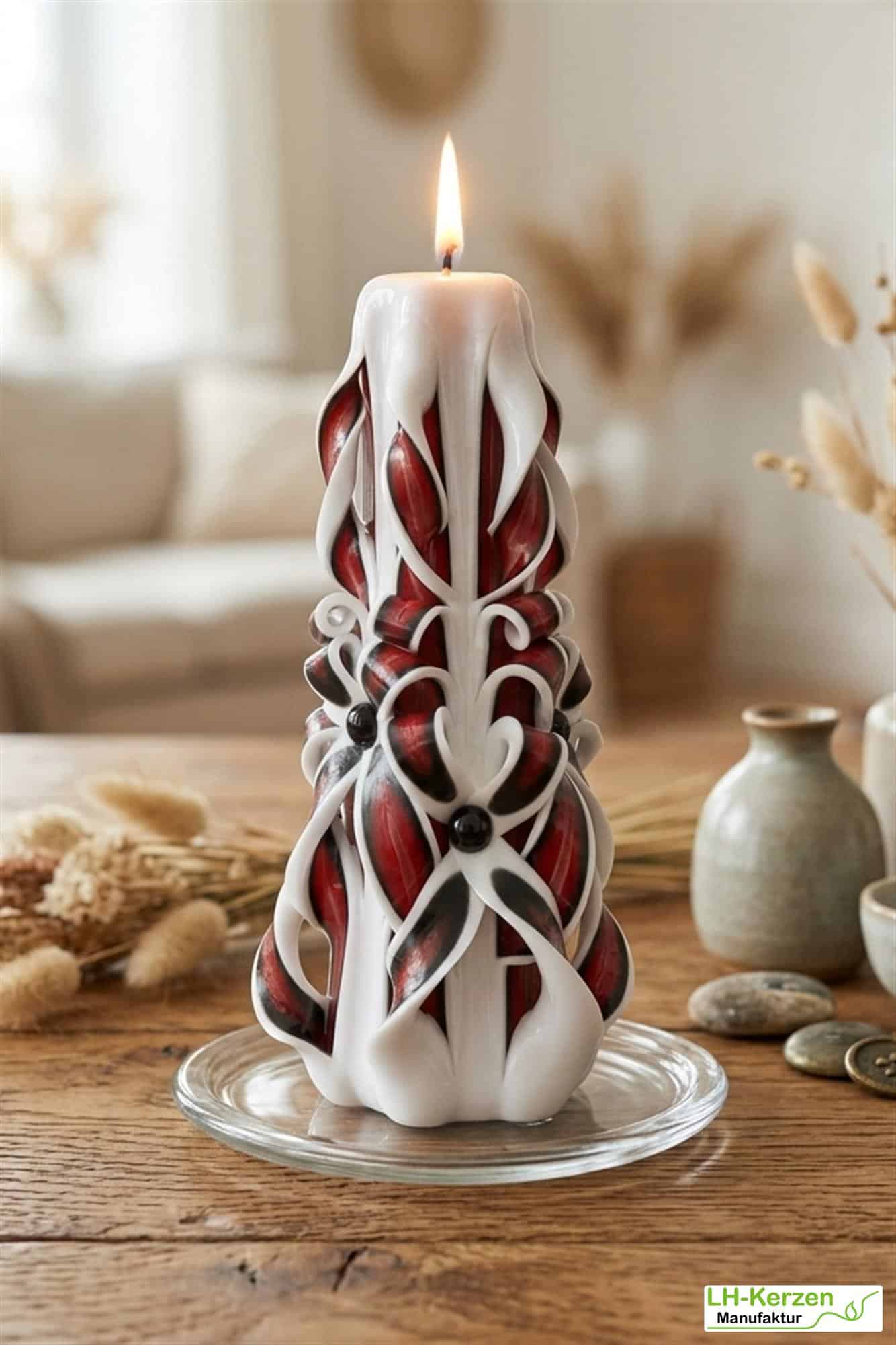 Surtur's Flame – Große handgeschnitzte Kerze in Rot und Weiß, ideal für festliche Anlässe