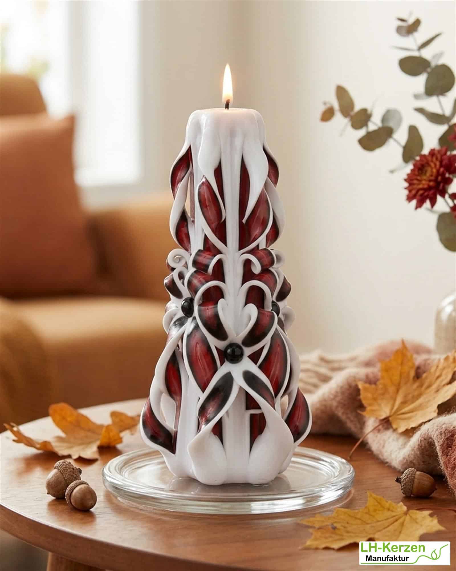 Surtur's Flame – Große handgeschnitzte Kerze in Rot und Weiß, ideal für festliche Anlässe