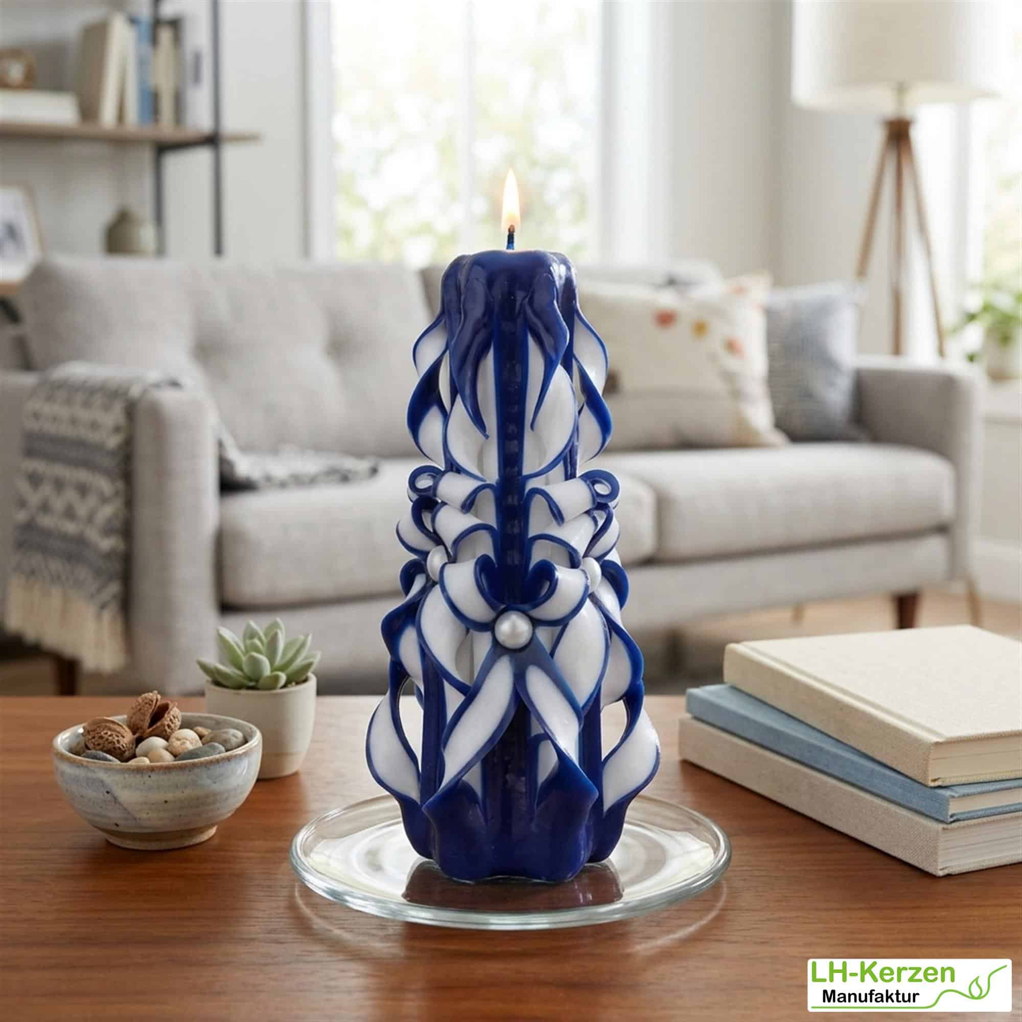 Freyr's Glanz" – Große handgeschnitzte Kerze in Blau und Weiß, ideal für besondere Anlässe