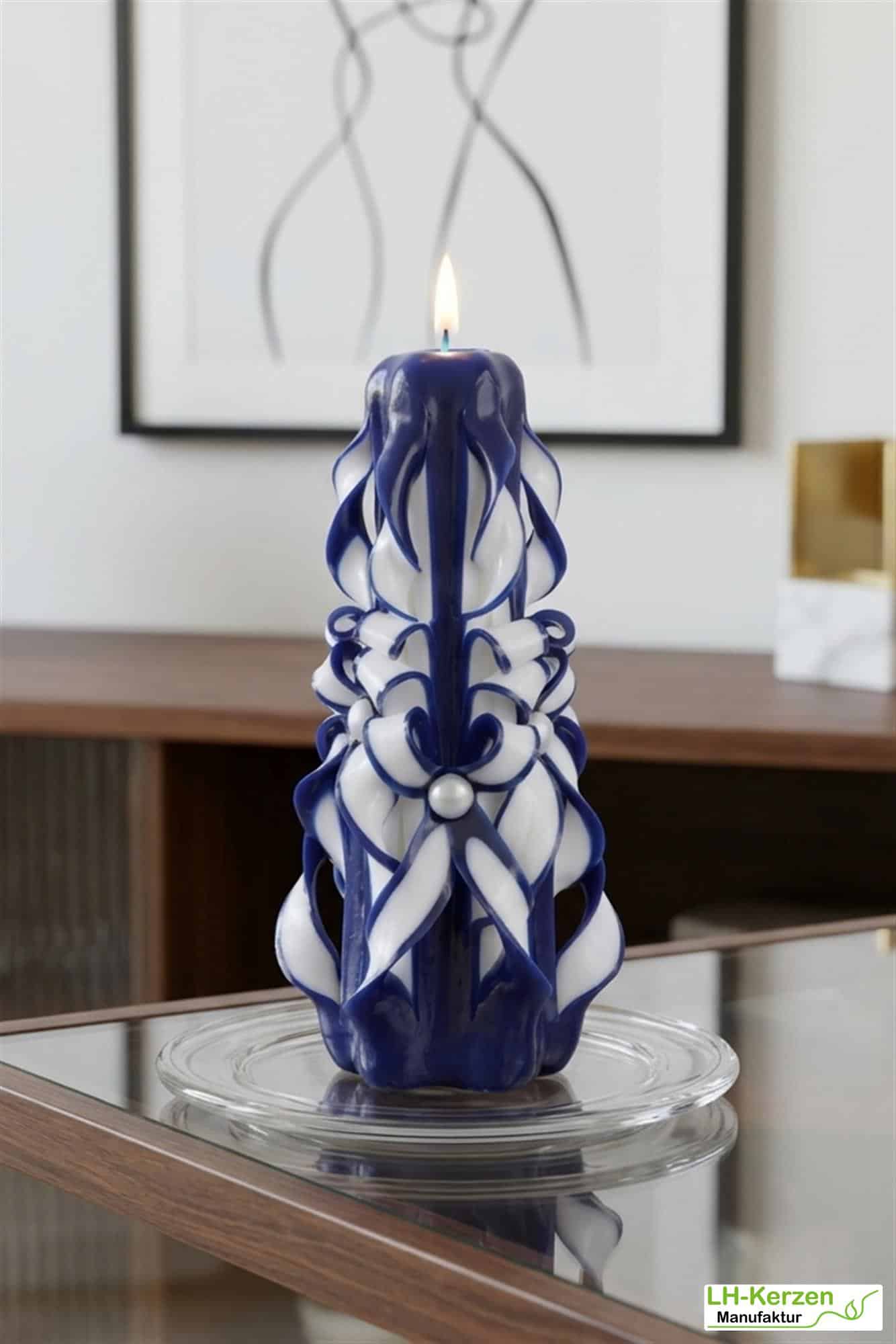 Freyr's Glanz" – Große handgeschnitzte Kerze in Blau und Weiß, ideal für besondere Anlässe