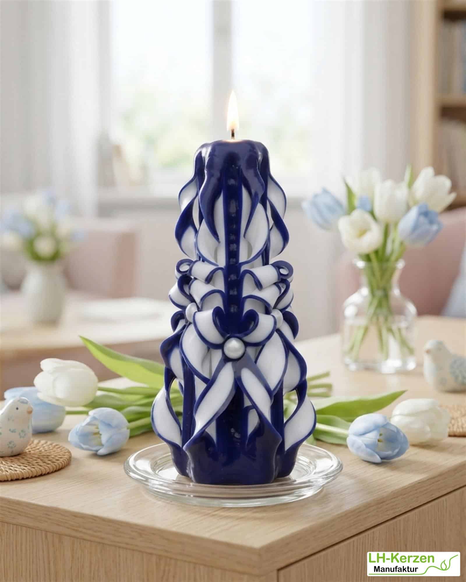 Freyr's Glanz" – Große handgeschnitzte Kerze in Blau und Weiß, ideal für besondere Anlässe