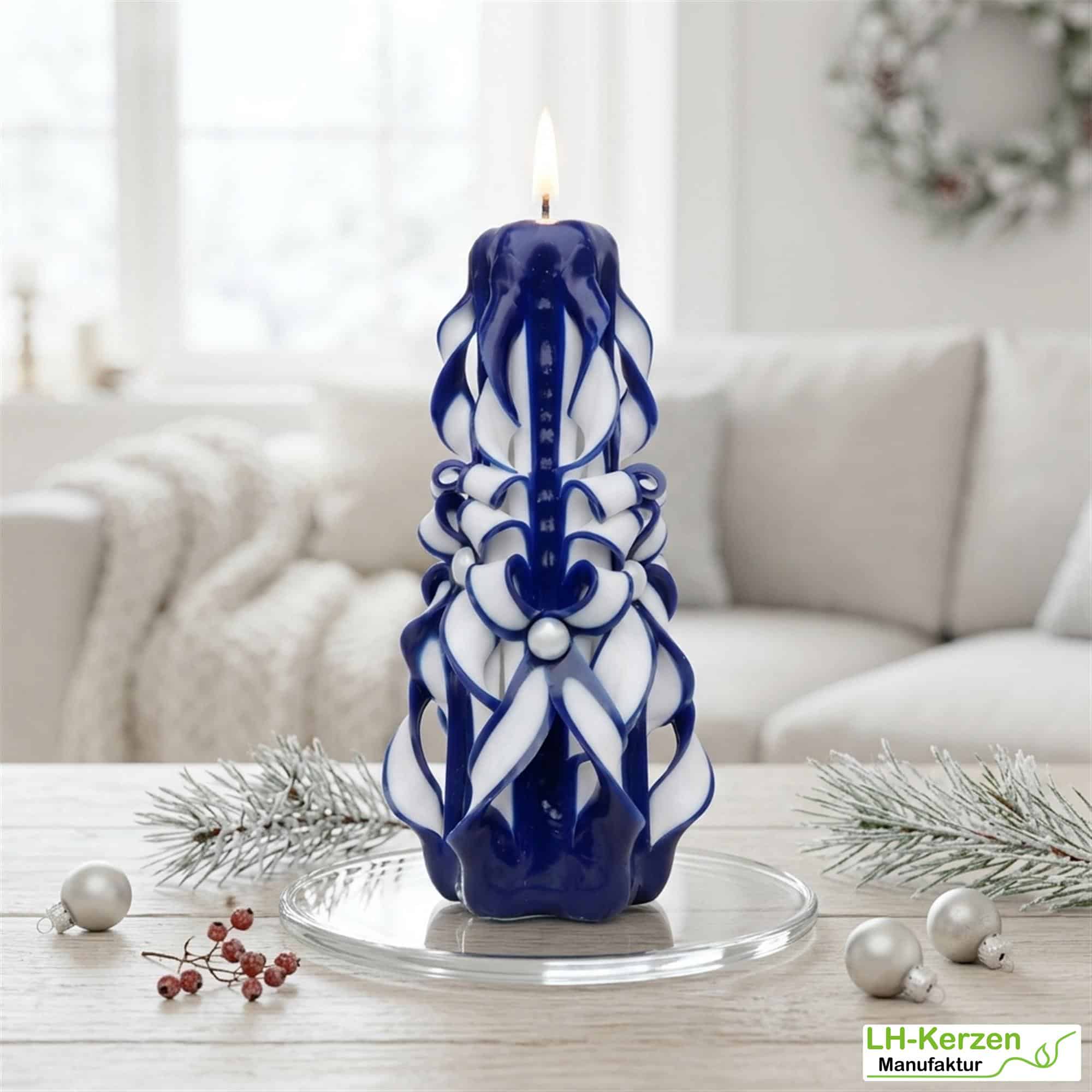 Freyr's Glanz" – Große handgeschnitzte Kerze in Blau und Weiß, ideal für besondere Anlässe