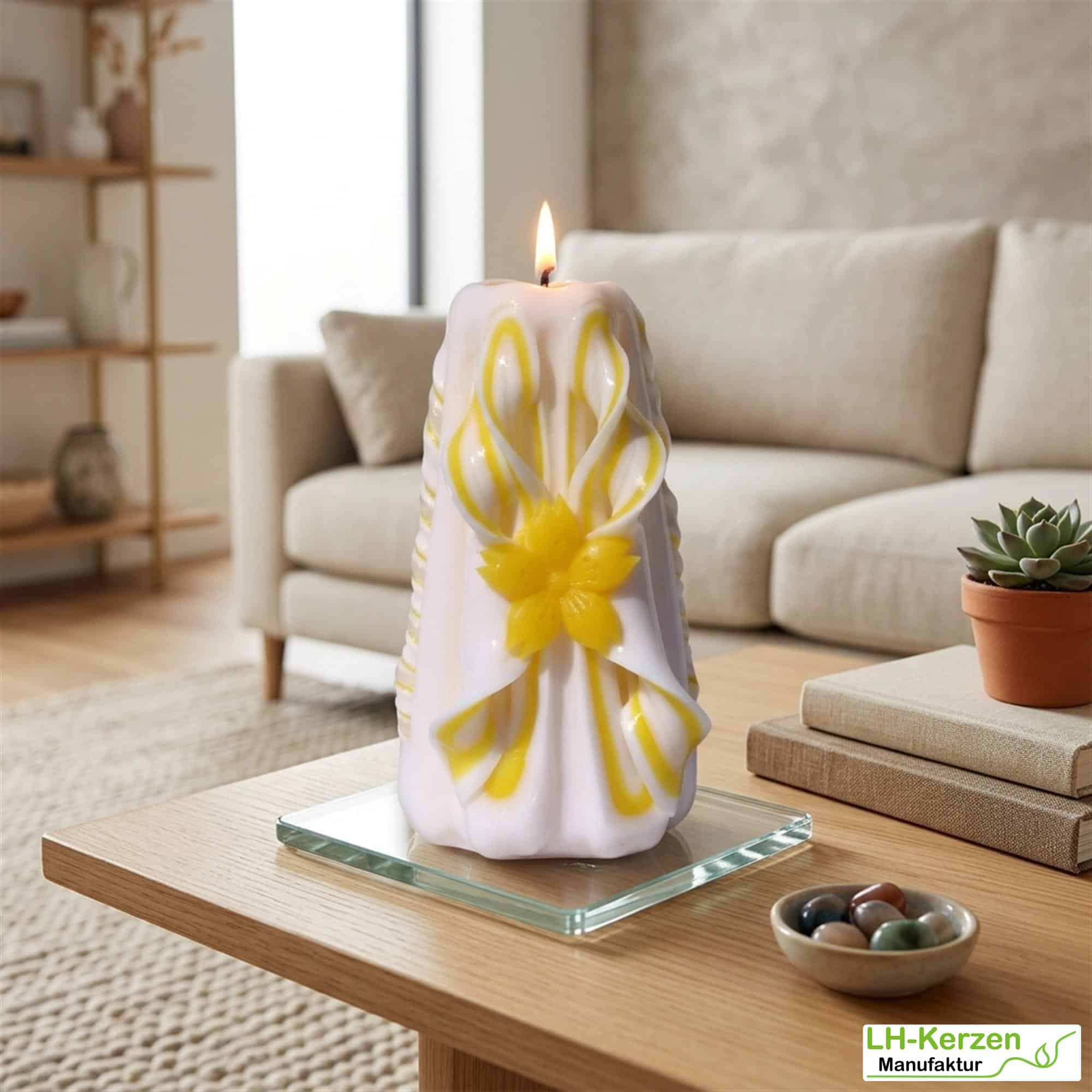 Sol’s Radiance – Handgeschnitzte weiß-gelbe Kerze, kunstvolle Designkerze für festliche Anlässe