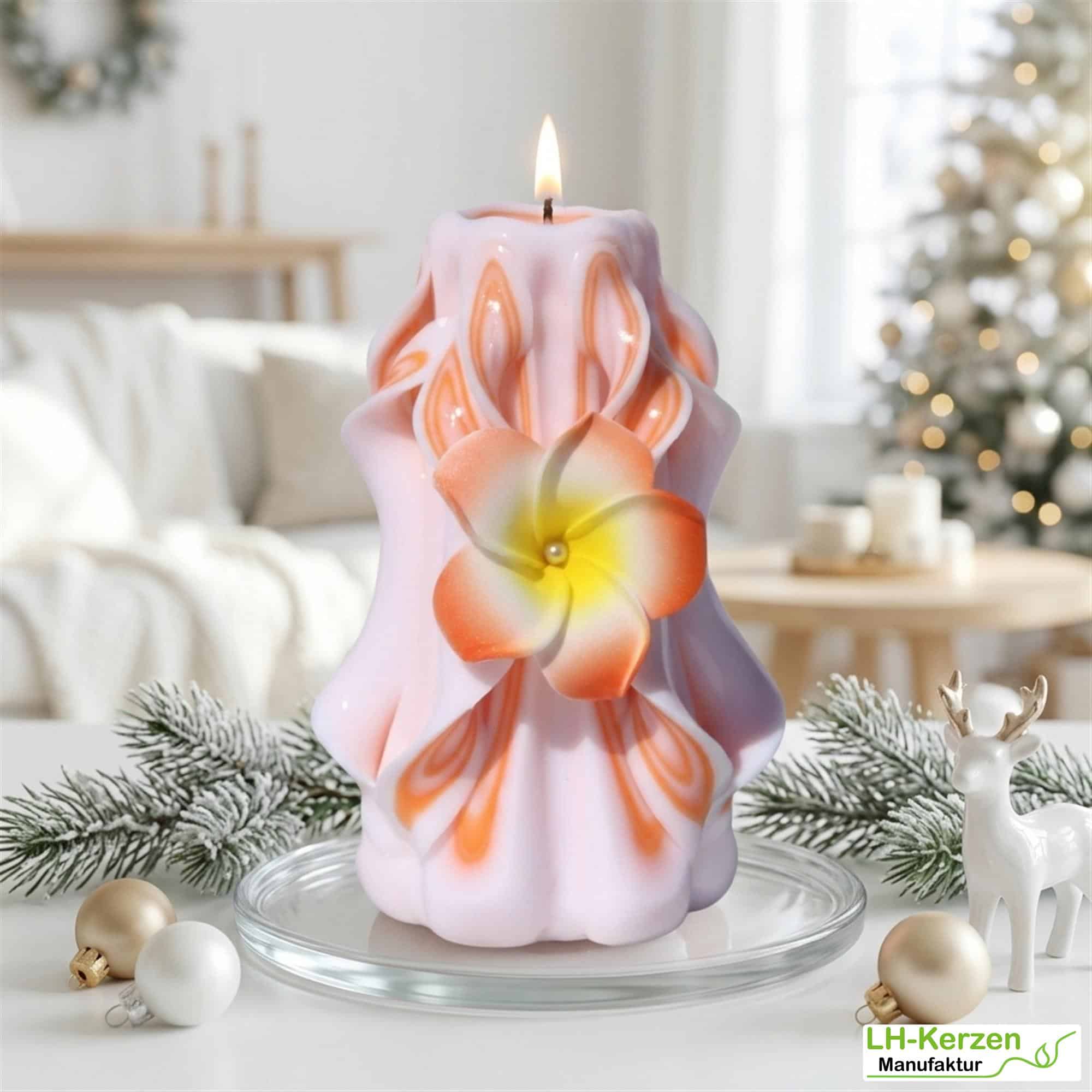 Freya’s Blossom – Handgeschnitzte rosa-orange Blütenkerze, kunstvolle Designkerze für festliche Anlä