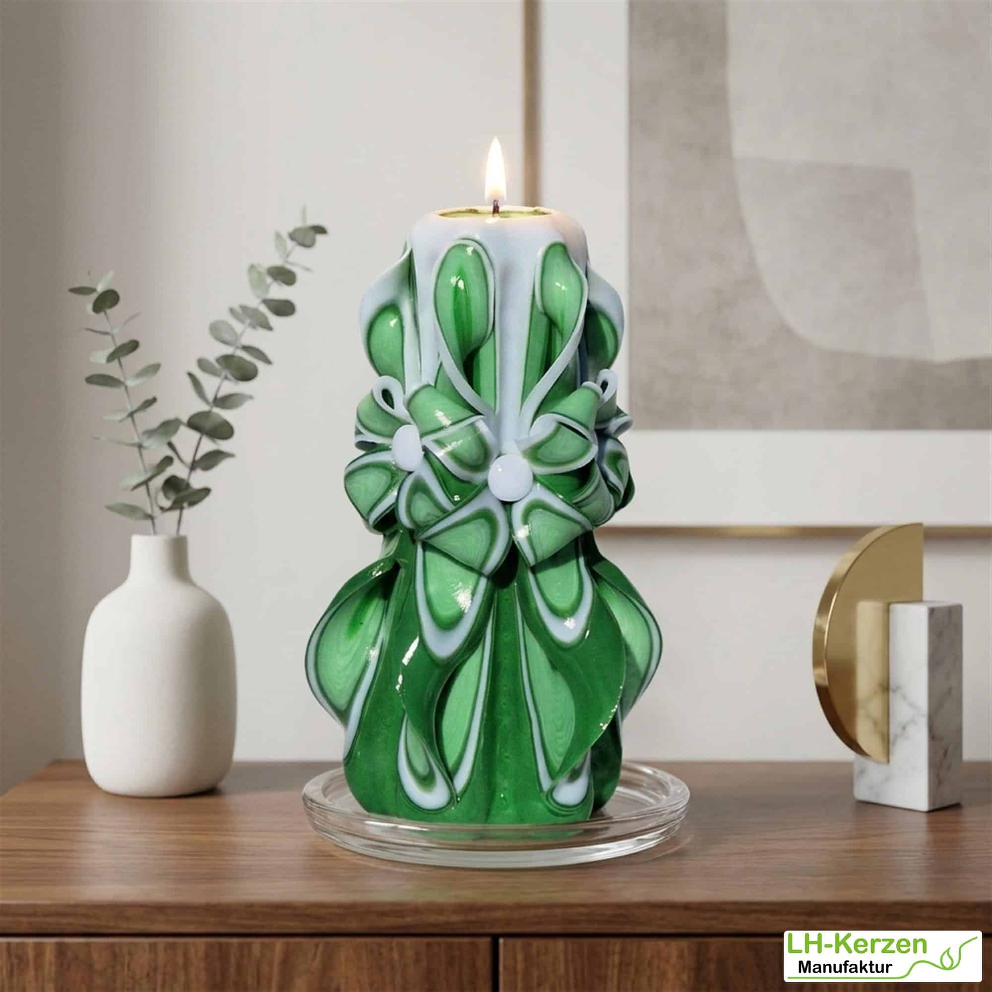 Verdandi’s Grace – Handgeschnitzte grün-weiße Kerze, kunstvolle Designkerze für besondere Anlässe