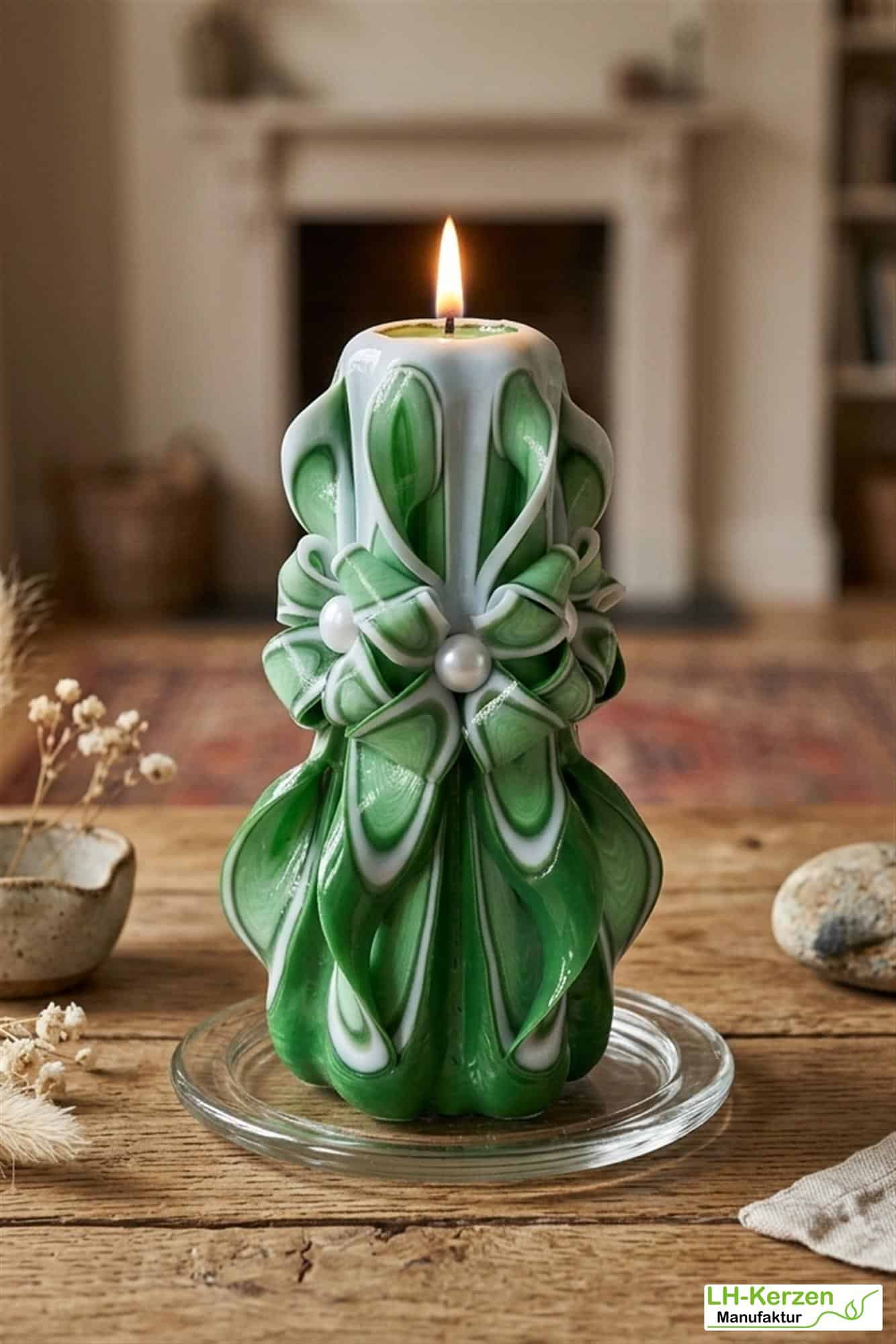 Verdandi’s Grace – Handgeschnitzte grün-weiße Kerze, kunstvolle Designkerze für besondere Anlässe