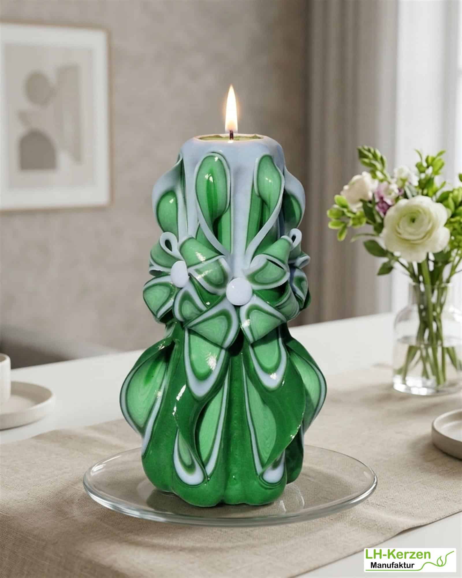 Verdandi’s Grace – Handgeschnitzte grün-weiße Kerze, kunstvolle Designkerze für besondere Anlässe