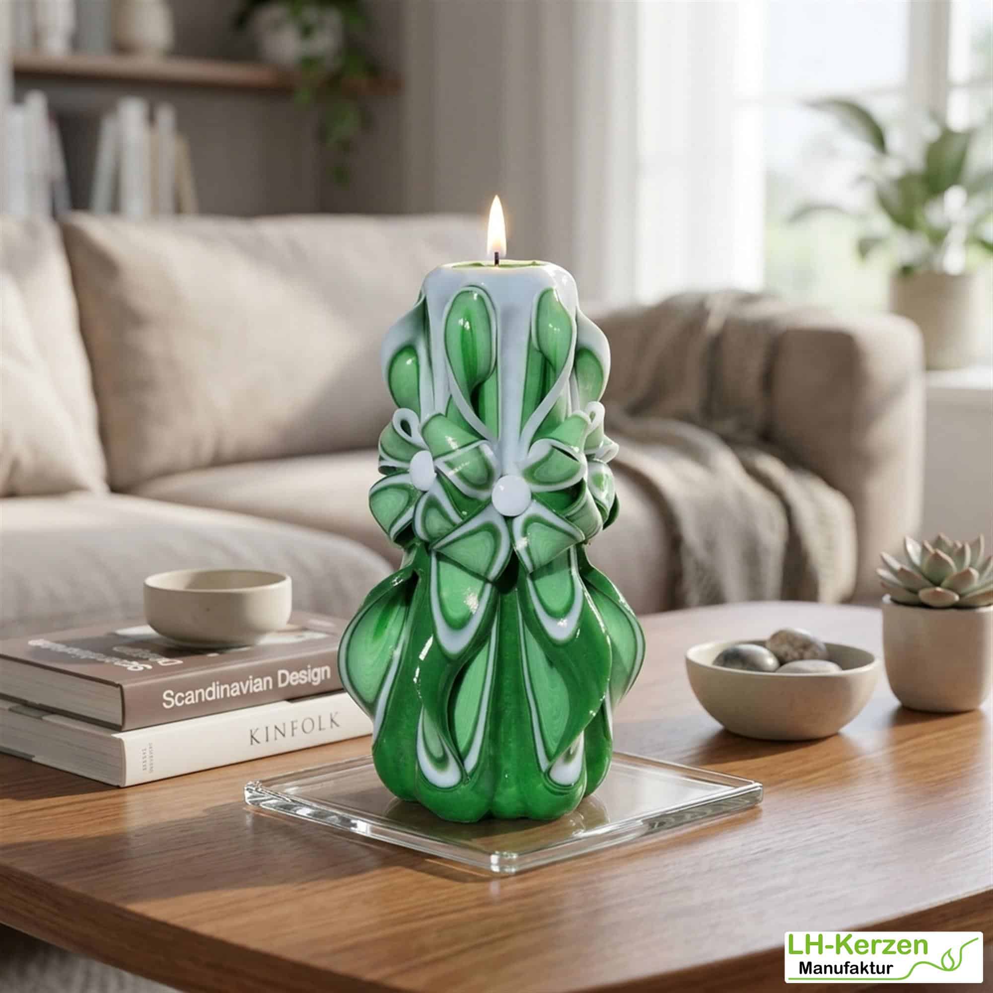 Verdandi’s Grace – Handgeschnitzte grün-weiße Kerze, kunstvolle Designkerze für besondere Anlässe