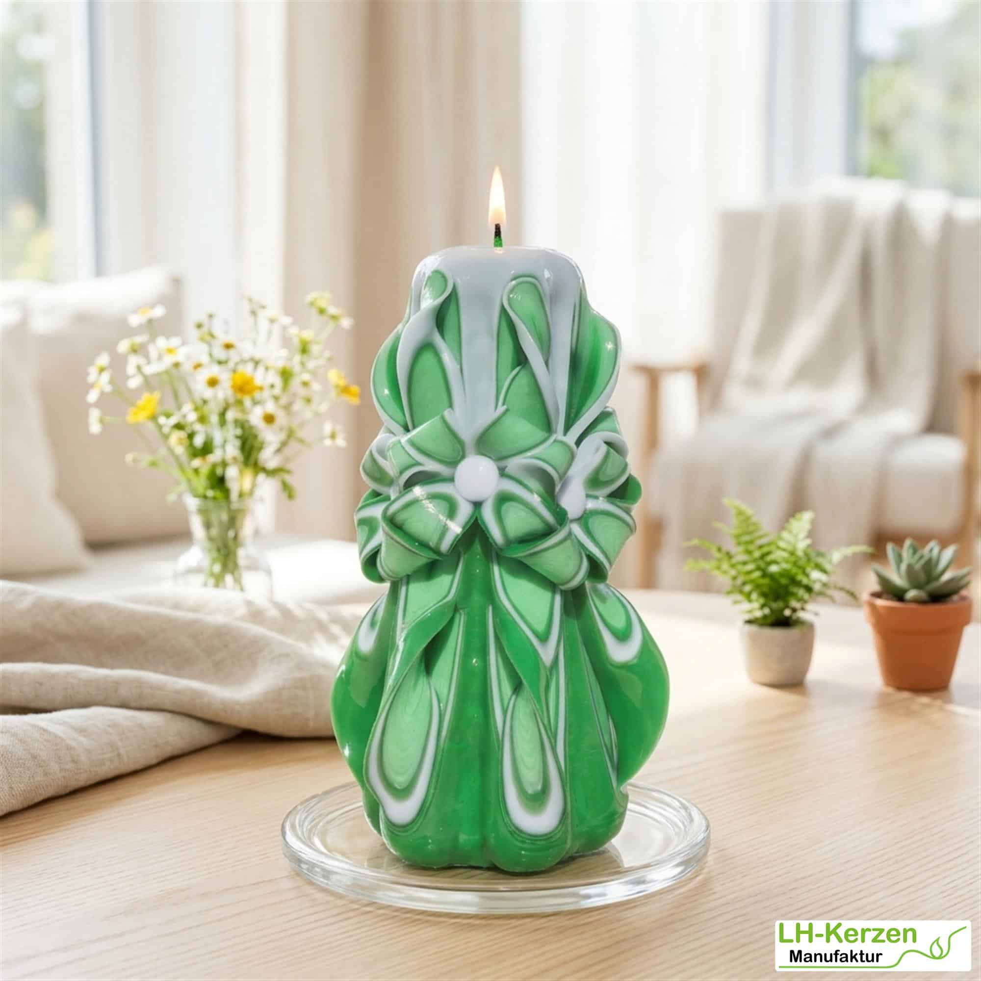 Verdandi’s Majesty – Handgeschnitzte grün-weiße Kerze, kunstvolle Designkerze für festliche Anlässe