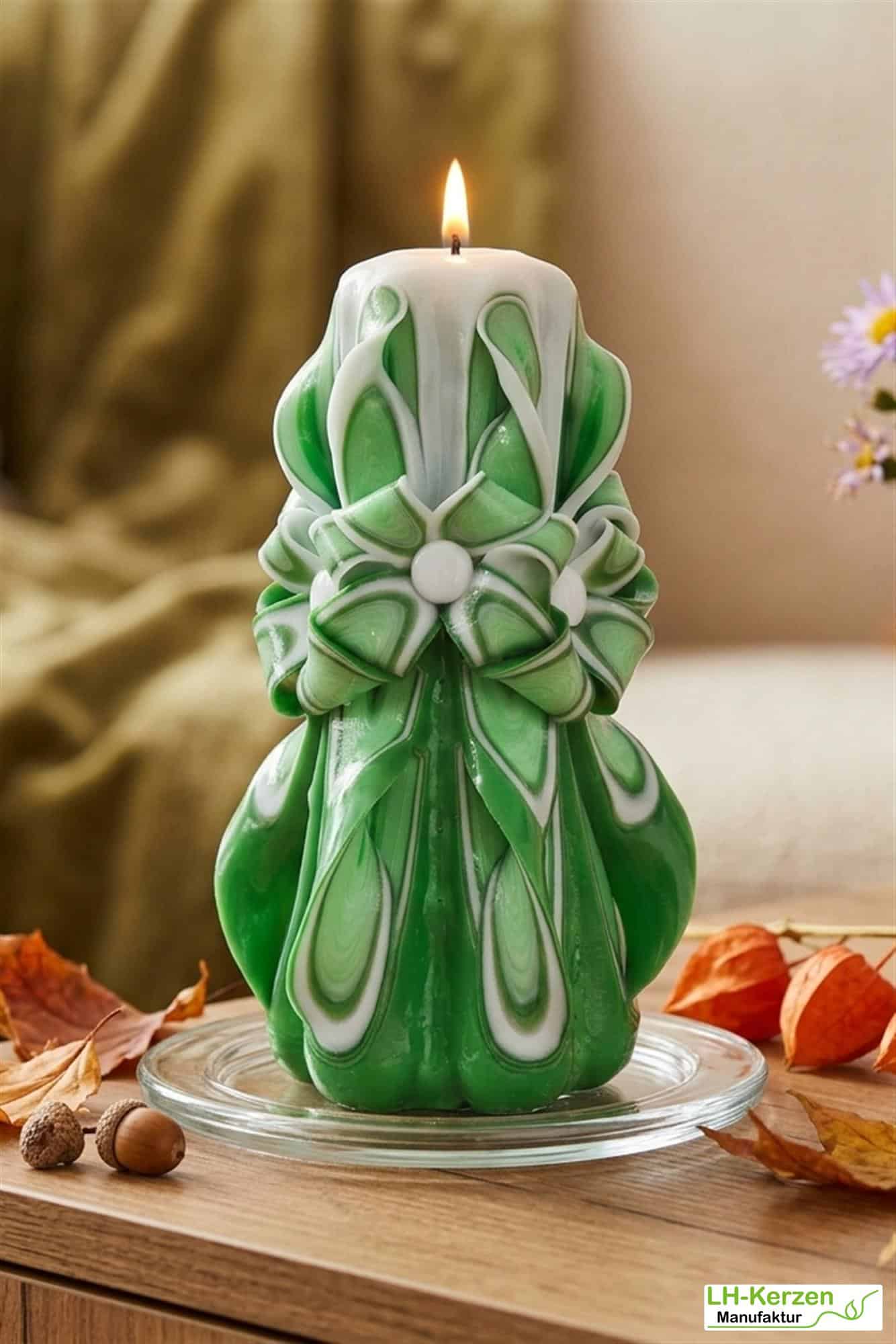 Verdandi’s Majesty – Handgeschnitzte grün-weiße Kerze, kunstvolle Designkerze für festliche Anlässe