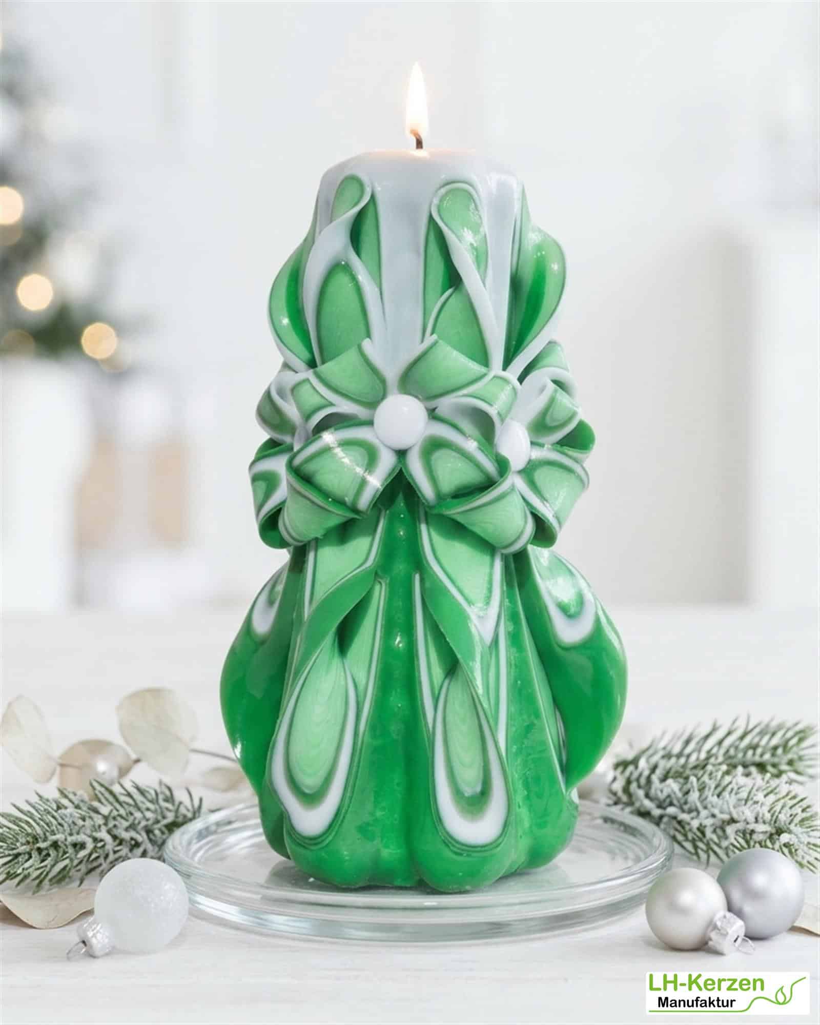 Verdandi’s Majesty – Handgeschnitzte grün-weiße Kerze, kunstvolle Designkerze für festliche Anlässe