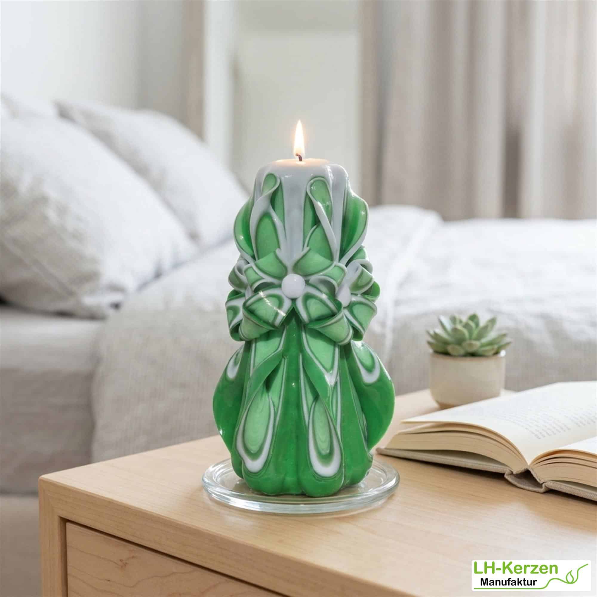 Verdandi’s Majesty – Handgeschnitzte grün-weiße Kerze, kunstvolle Designkerze für festliche Anlässe