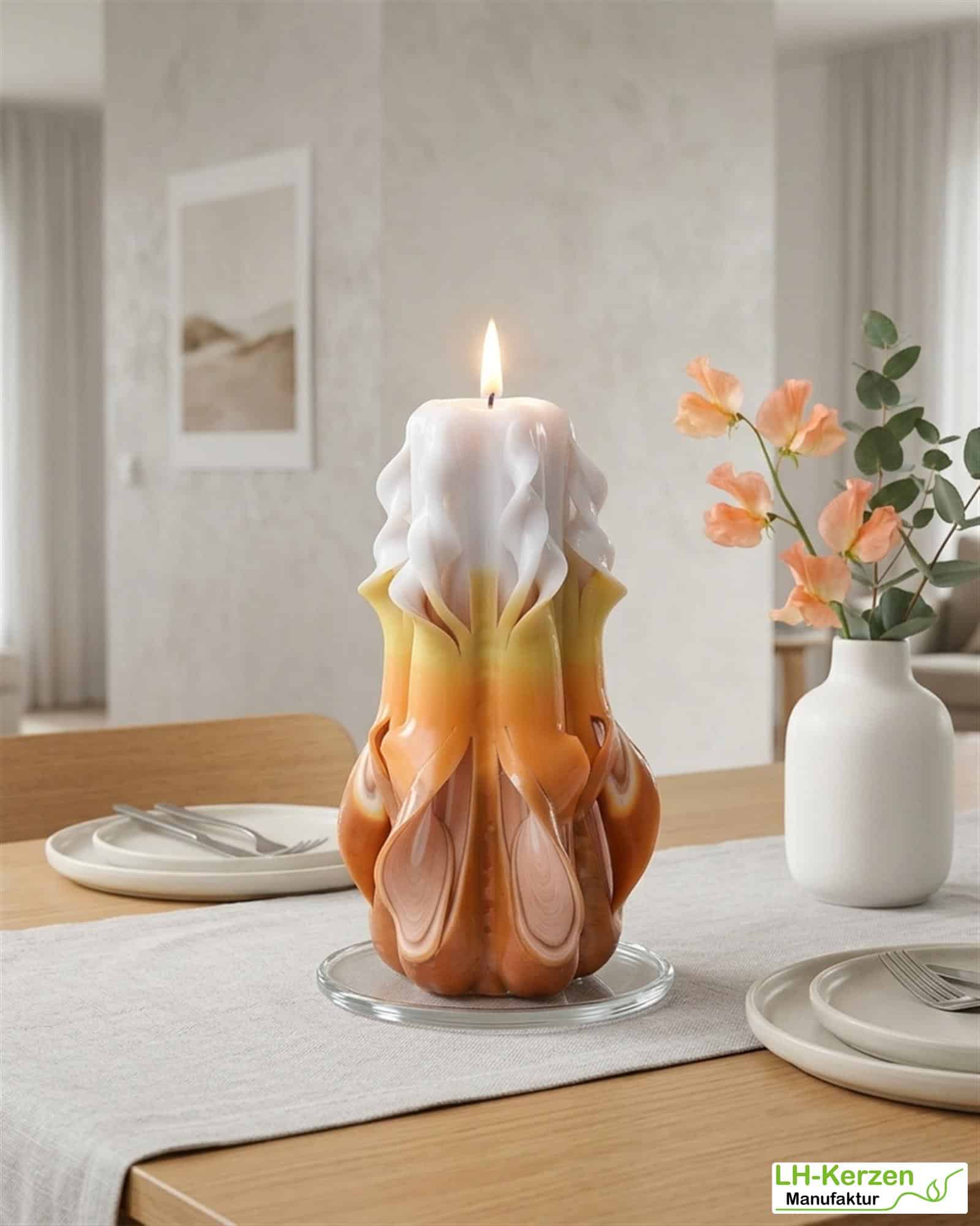 Bragi’s Flame – Handgeschnitzte orange-gelbe Kerze, kunstvolle Designkerze für festliche Anlässe