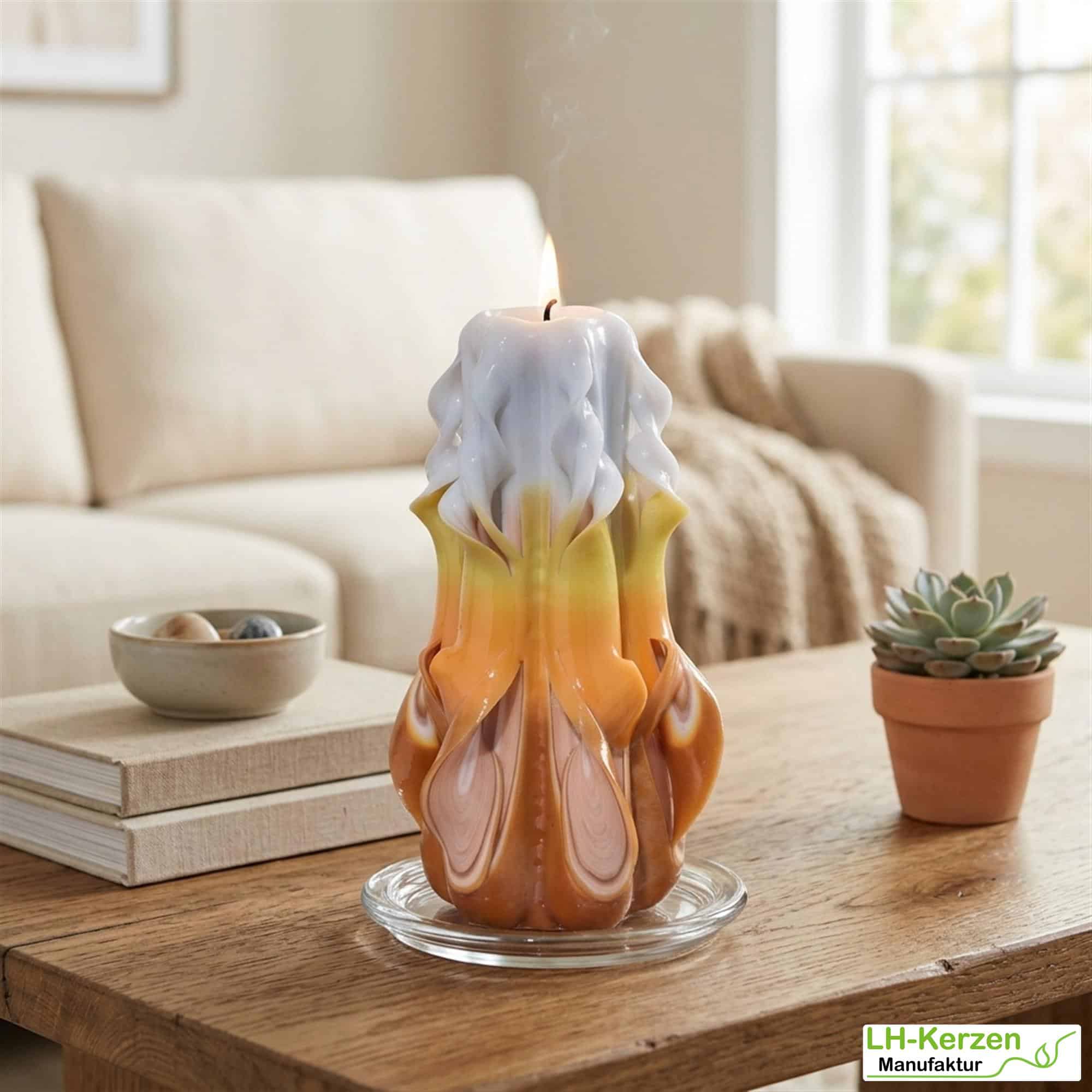 Bragi’s Flame – Handgeschnitzte orange-gelbe Kerze, kunstvolle Designkerze für festliche Anlässe