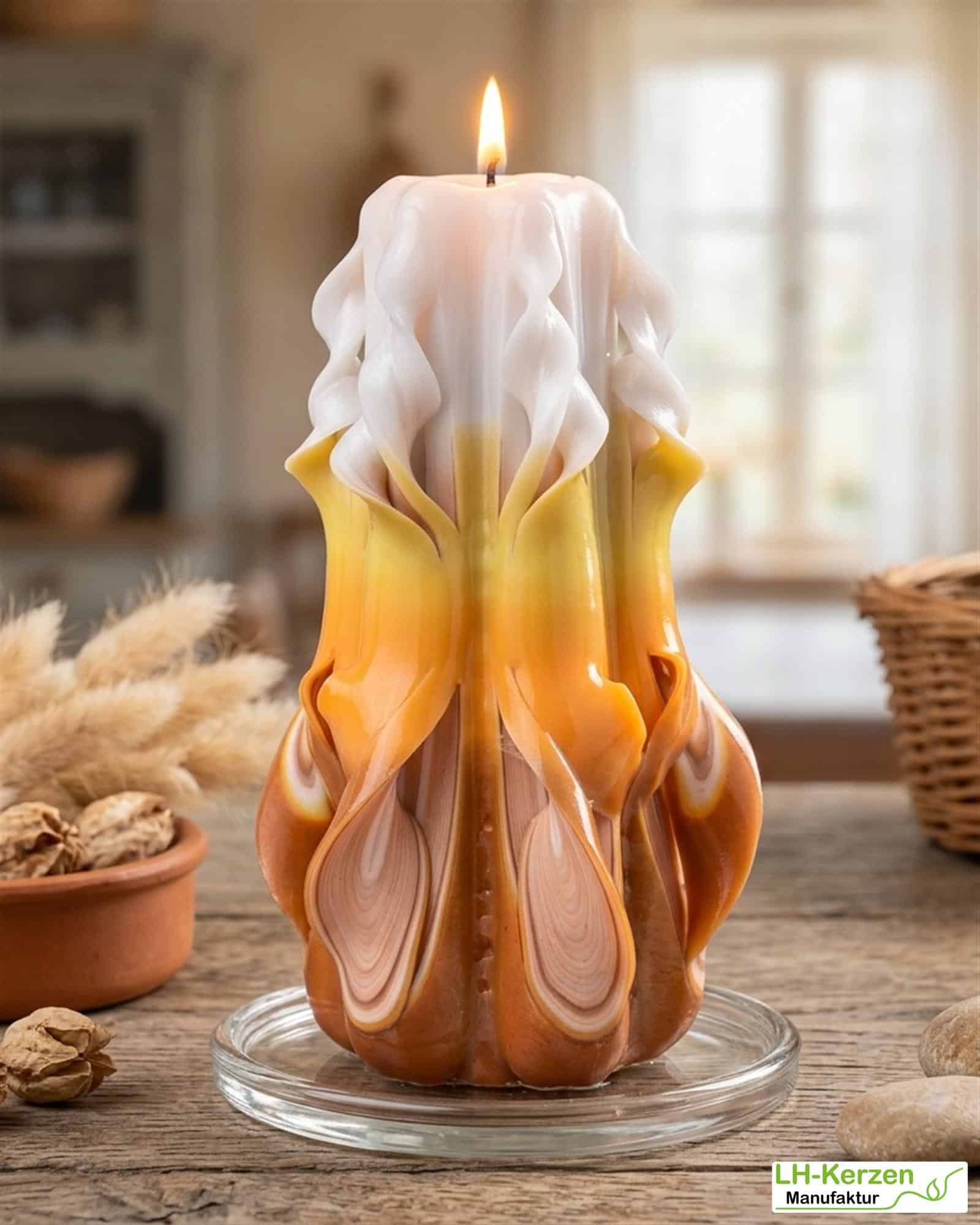 Bragi’s Flame – Handgeschnitzte orange-gelbe Kerze, kunstvolle Designkerze für festliche Anlässe