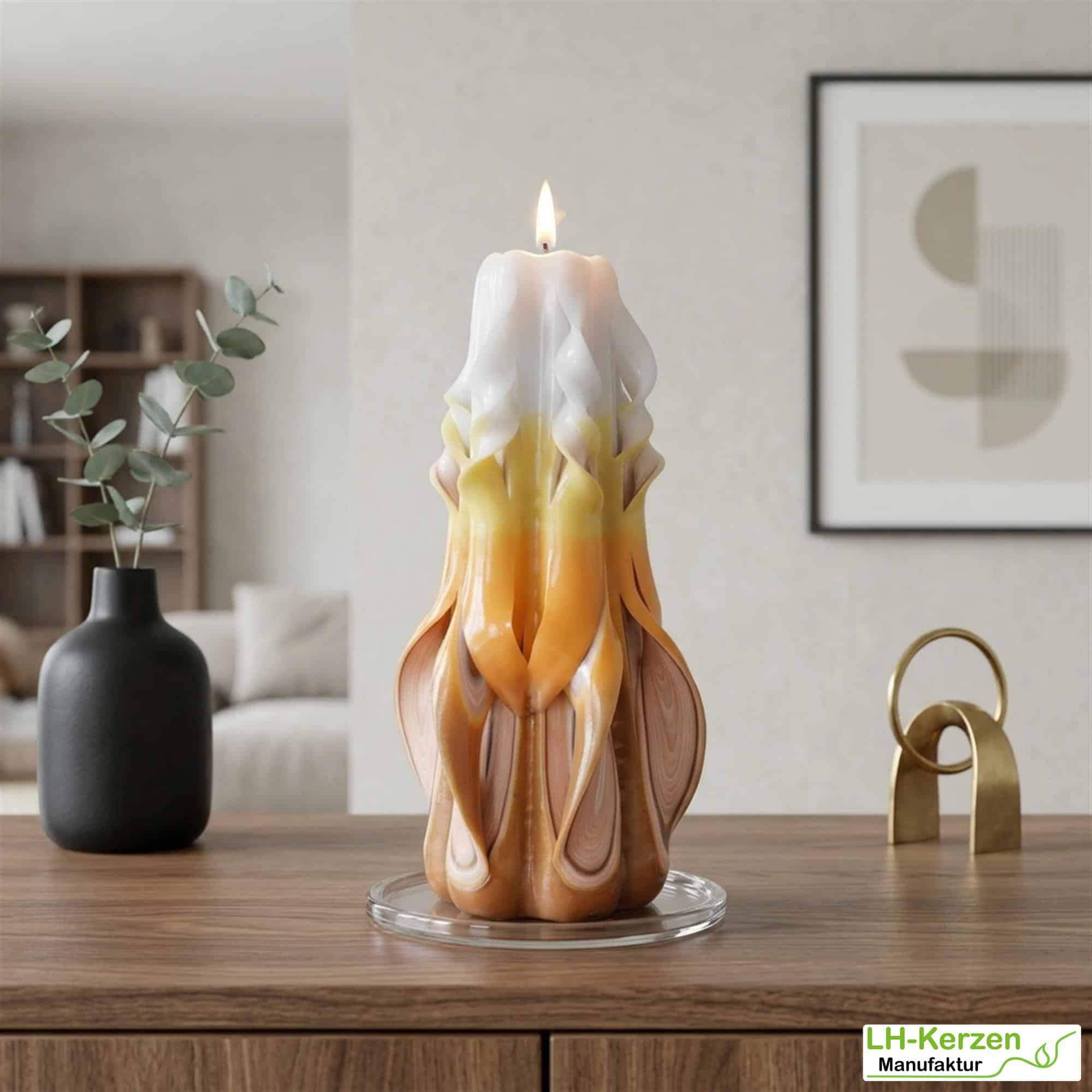 Solstice Flame – geschnitzte Designkerze in Weiß, Gelb, Orange & Braun, handgefertigt