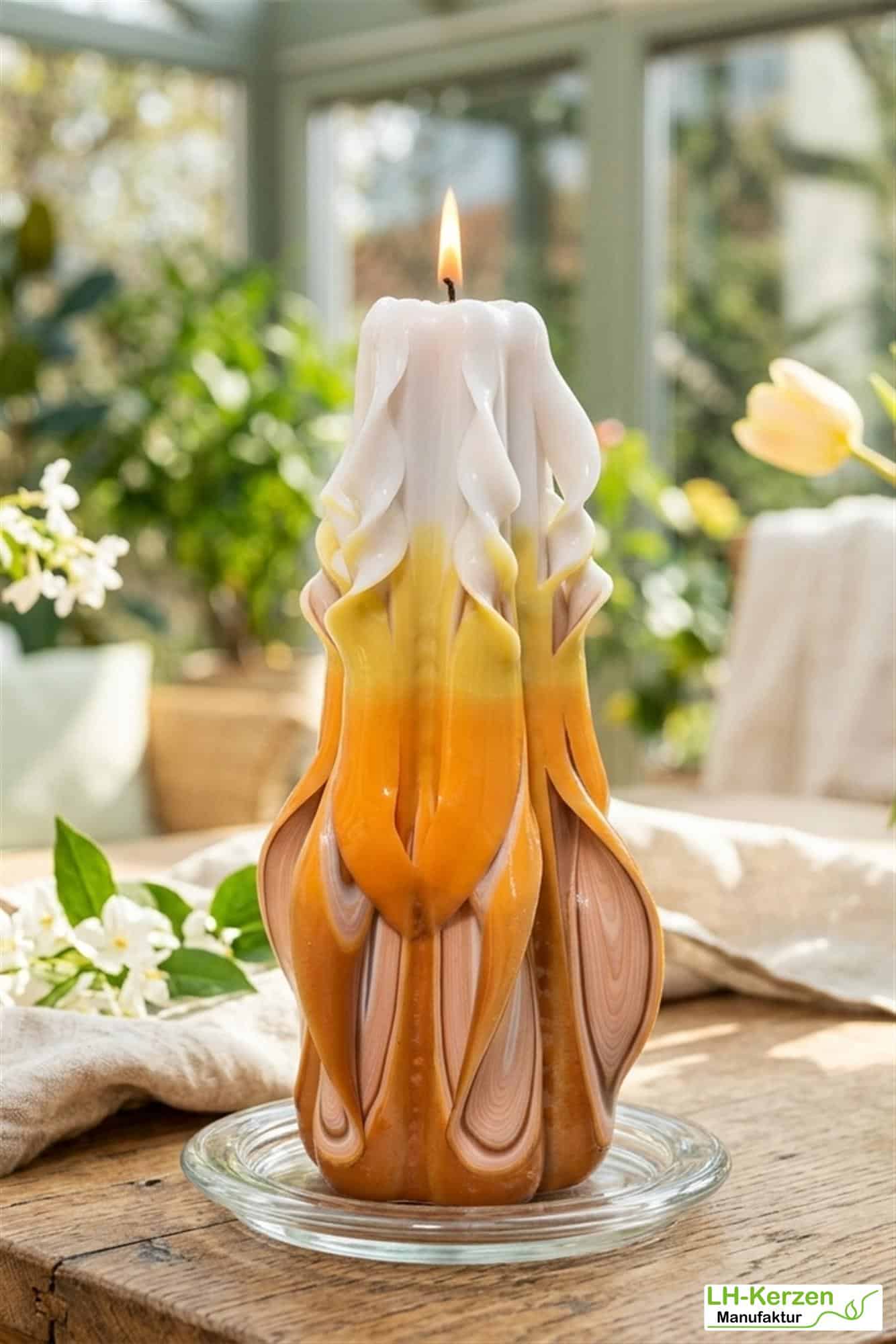Solstice Flame – geschnitzte Designkerze in Weiß, Gelb, Orange & Braun, handgefertigt
