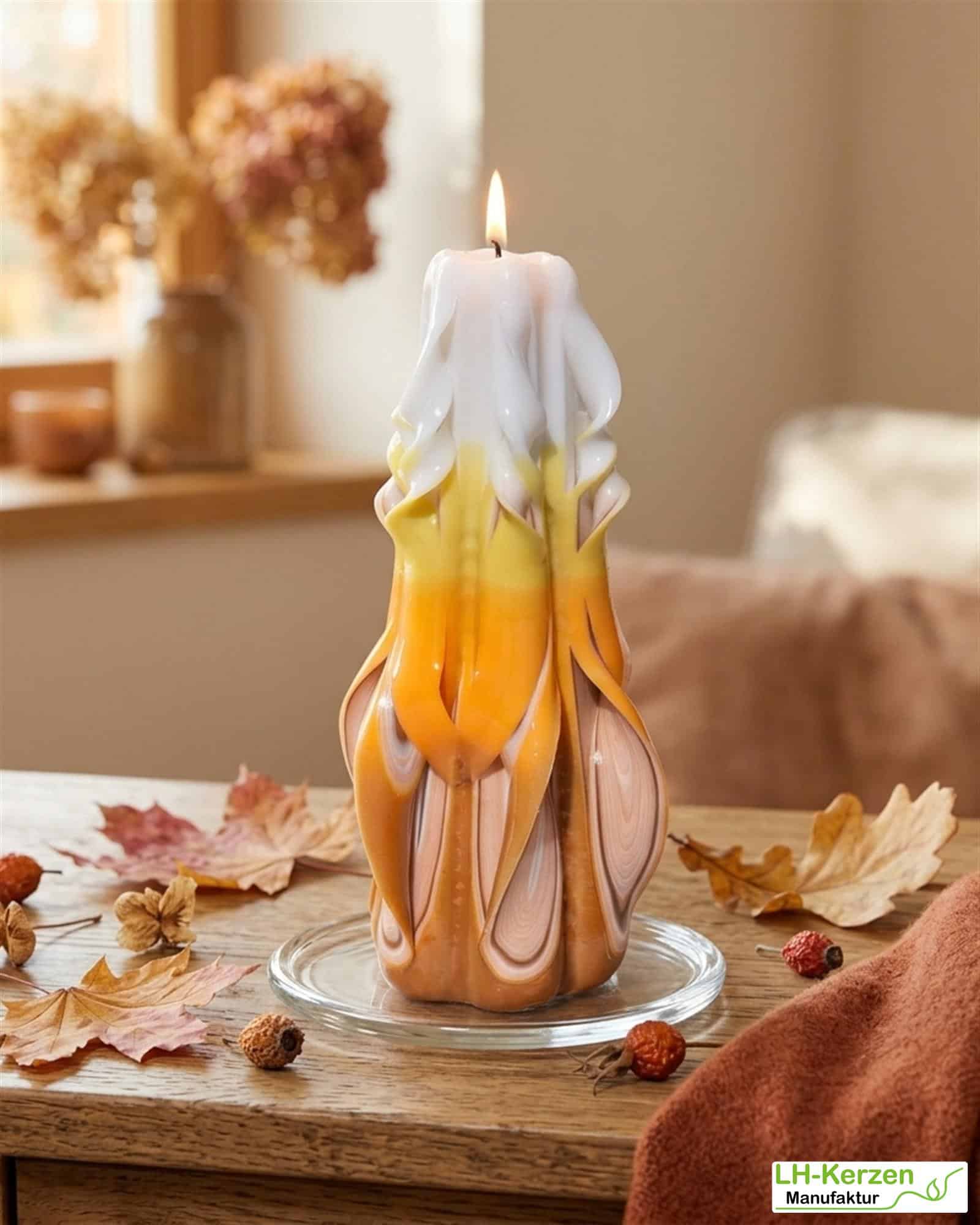 Solstice Flame – geschnitzte Designkerze in Weiß, Gelb, Orange & Braun, handgefertigt