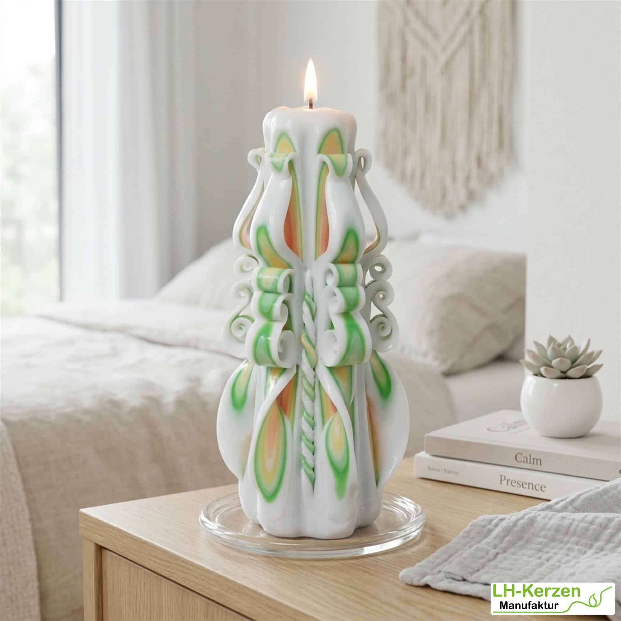 Verdandi’s Horizon – Handgeschnitzte grün-weiße Kerze, kunstvolle Wachskunst für Dekoration & Gesche