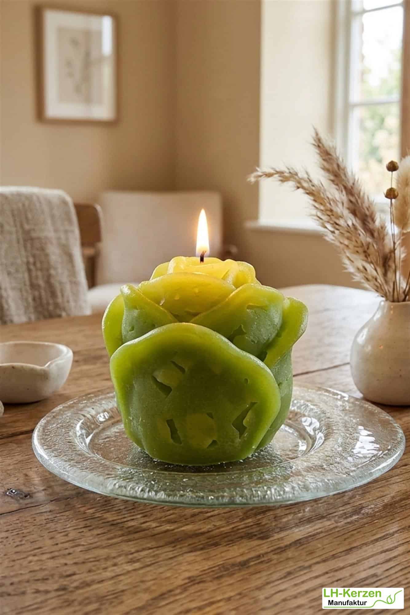 Grüne Rosenkerze "Frühlingsgeflüster", personalisierbare Kerze in Rosenknopsenform