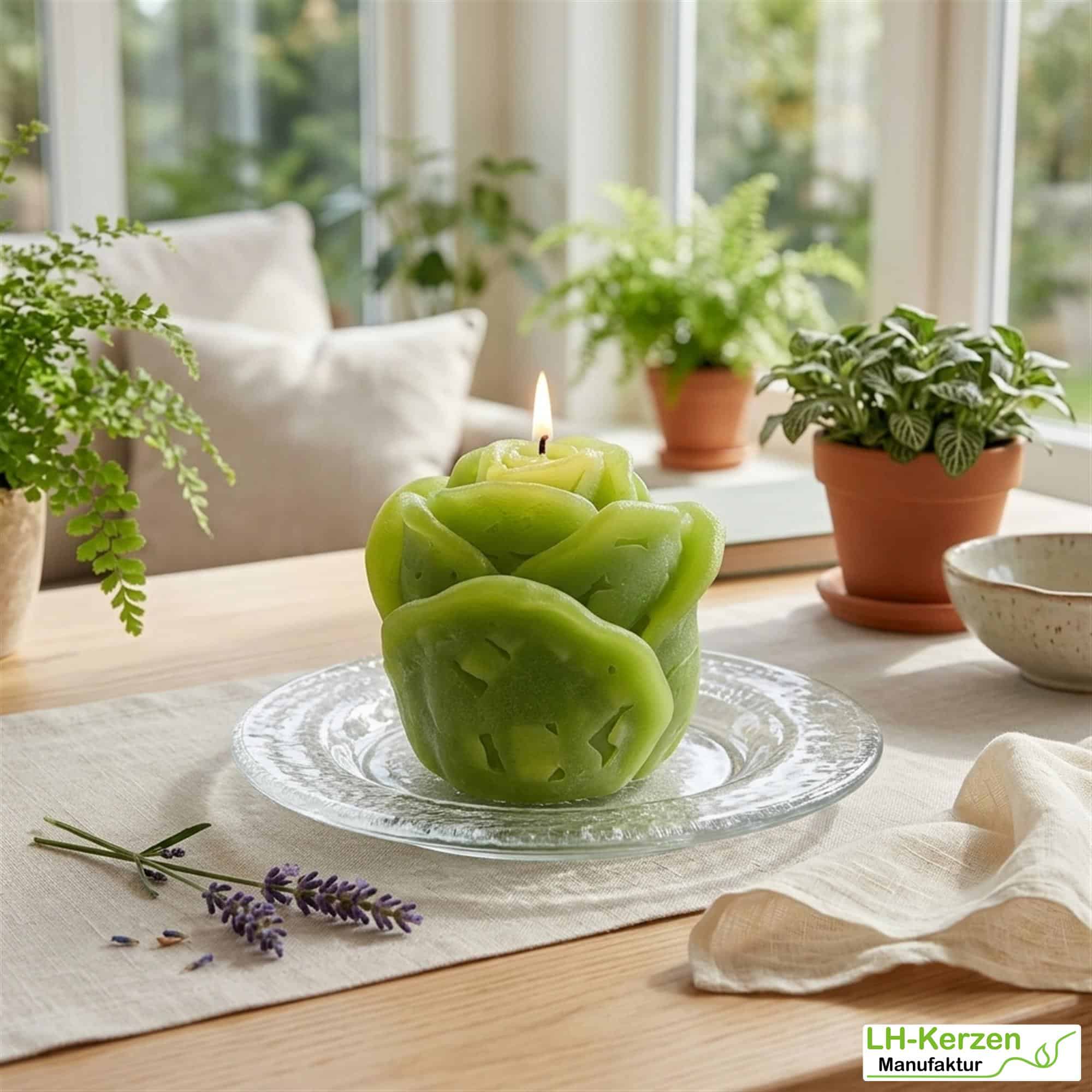 Grüne Rosenkerze "Frühlingsgeflüster", personalisierbare Kerze in Rosenknopsenform