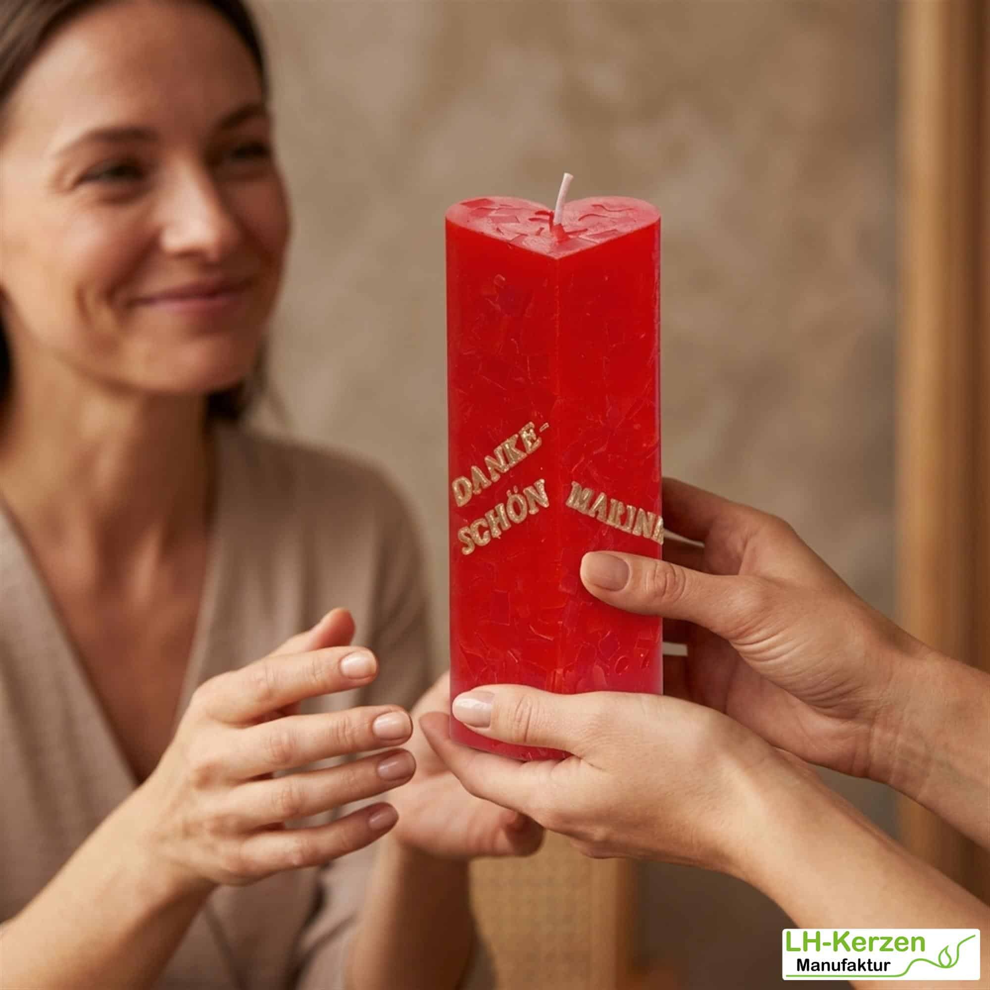 Rote Würfelwachskerze in Herzform, Herzkerze 'Flammendes Herz', personalisierbar