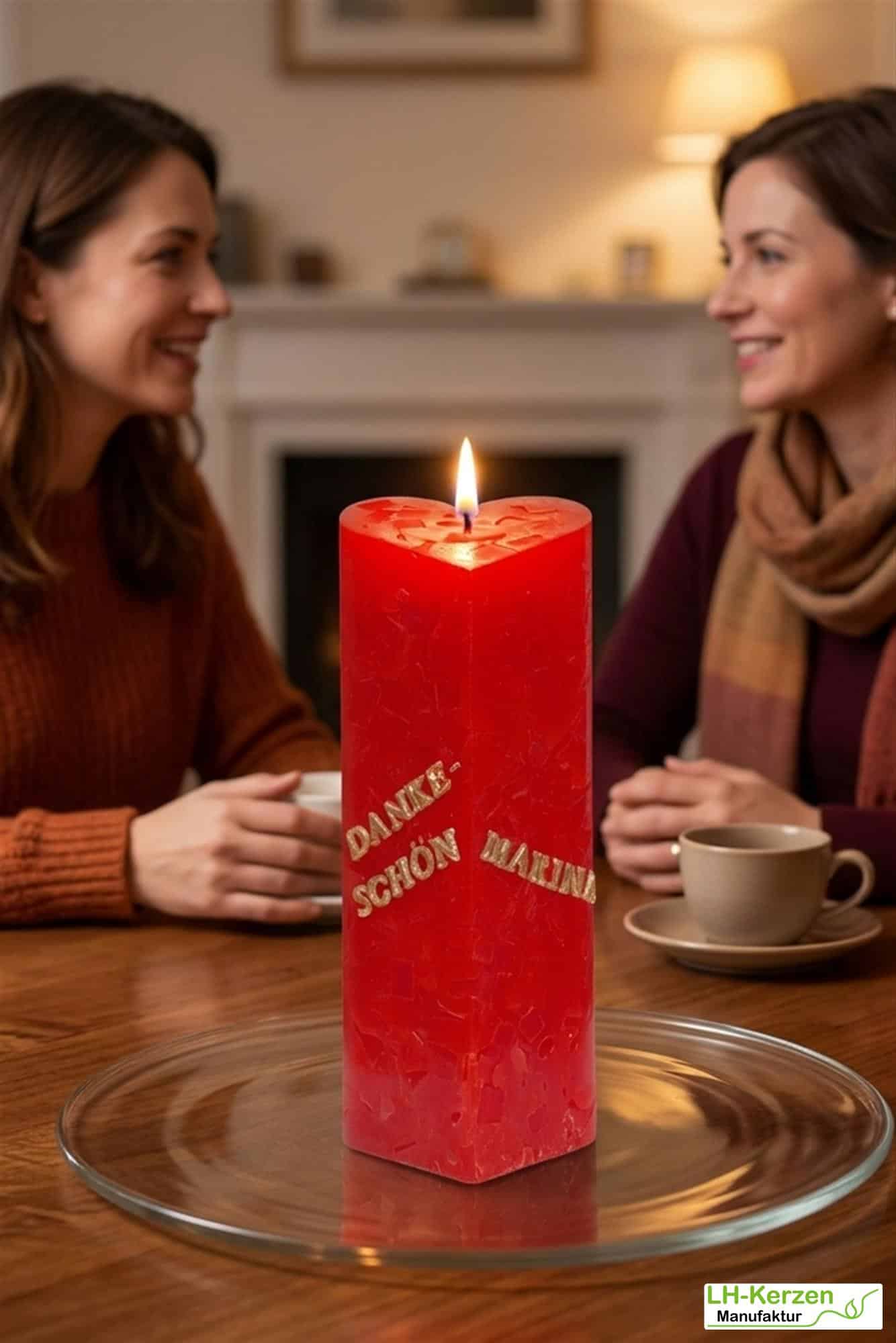 Rote Würfelwachskerze in Herzform, Herzkerze 'Flammendes Herz', personalisierbar