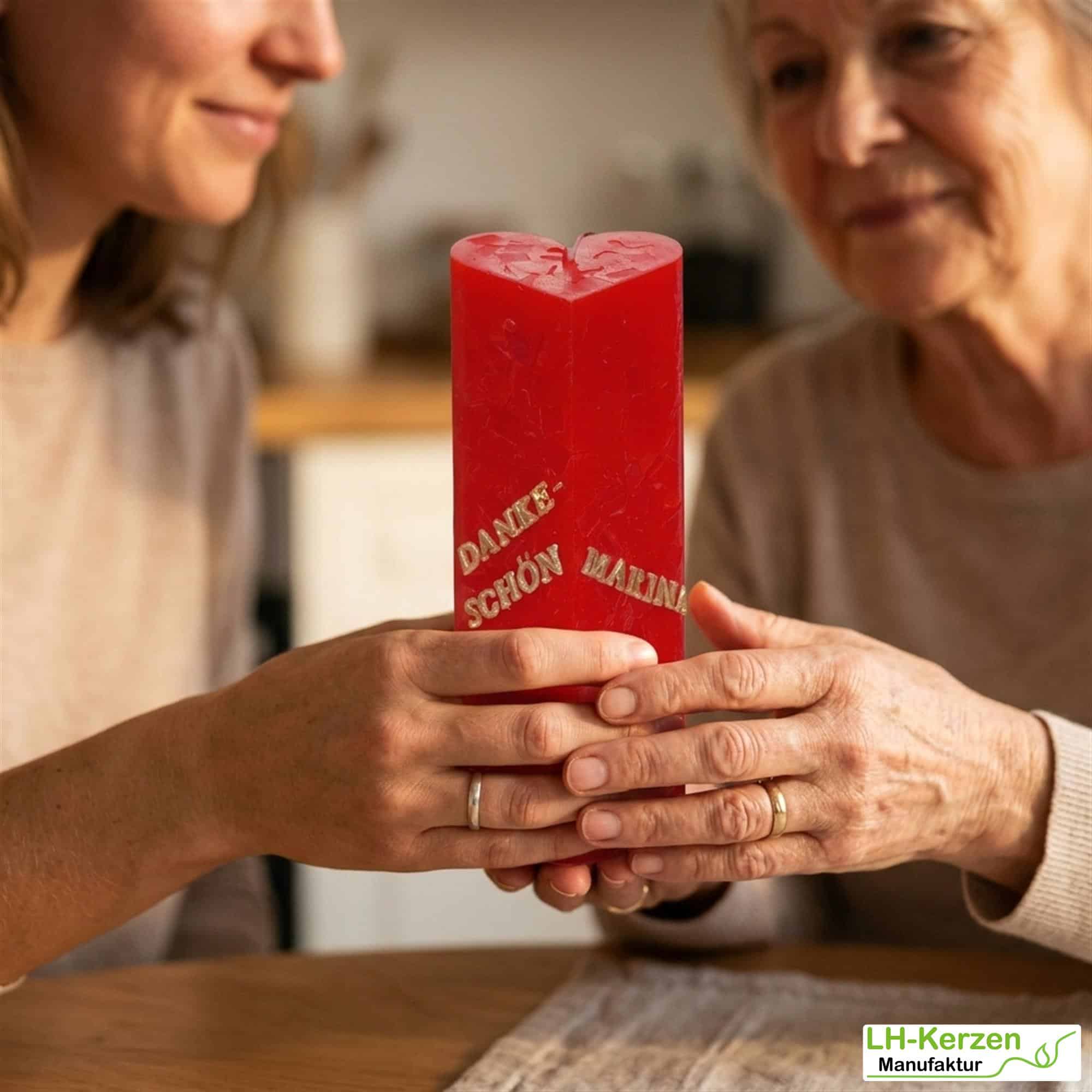 Rote Würfelwachskerze in Herzform, Herzkerze 'Flammendes Herz', personalisierbar