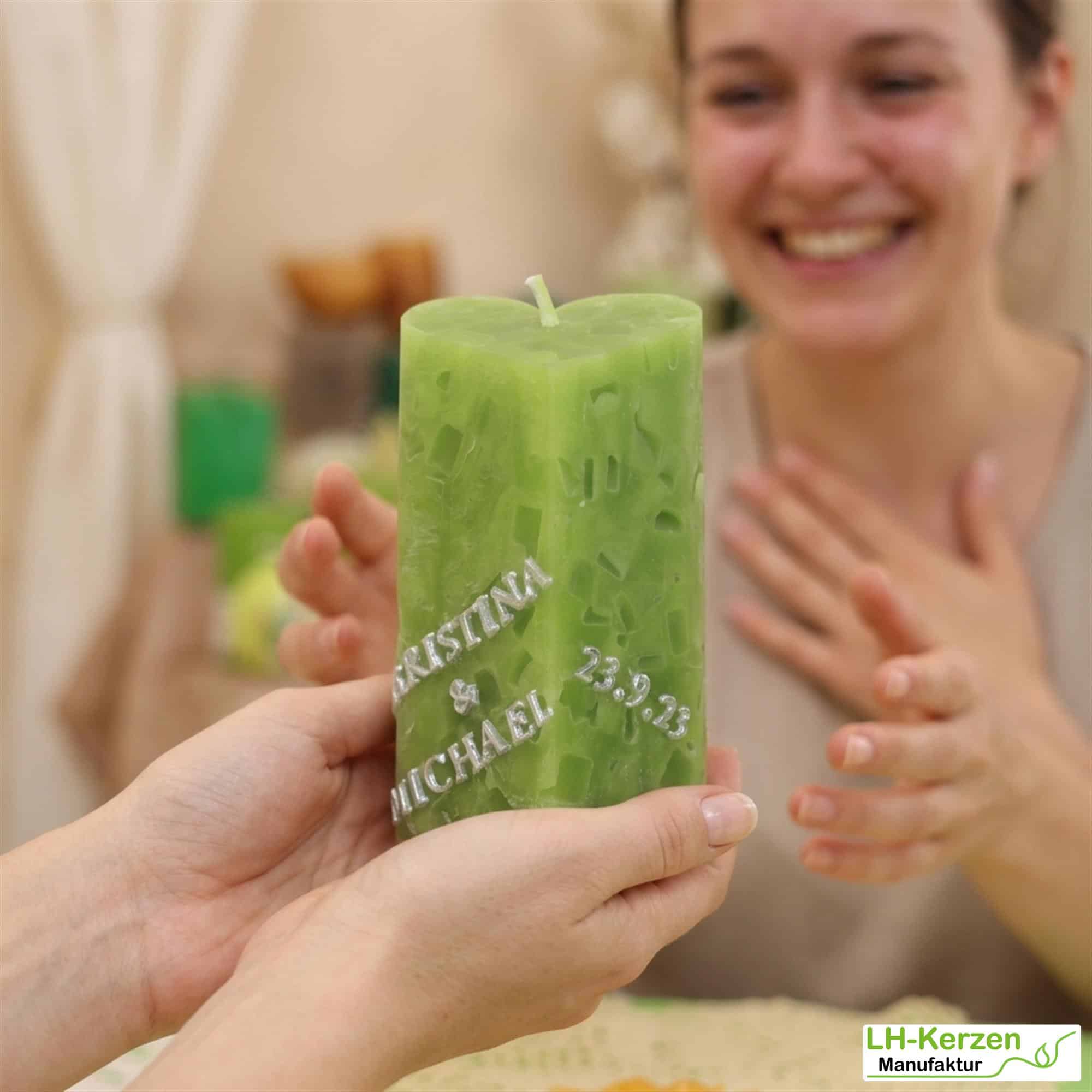 Grüne Würfelwachskerze in Herzform, Herzkerze 'Waldesruhe', personalisierbar