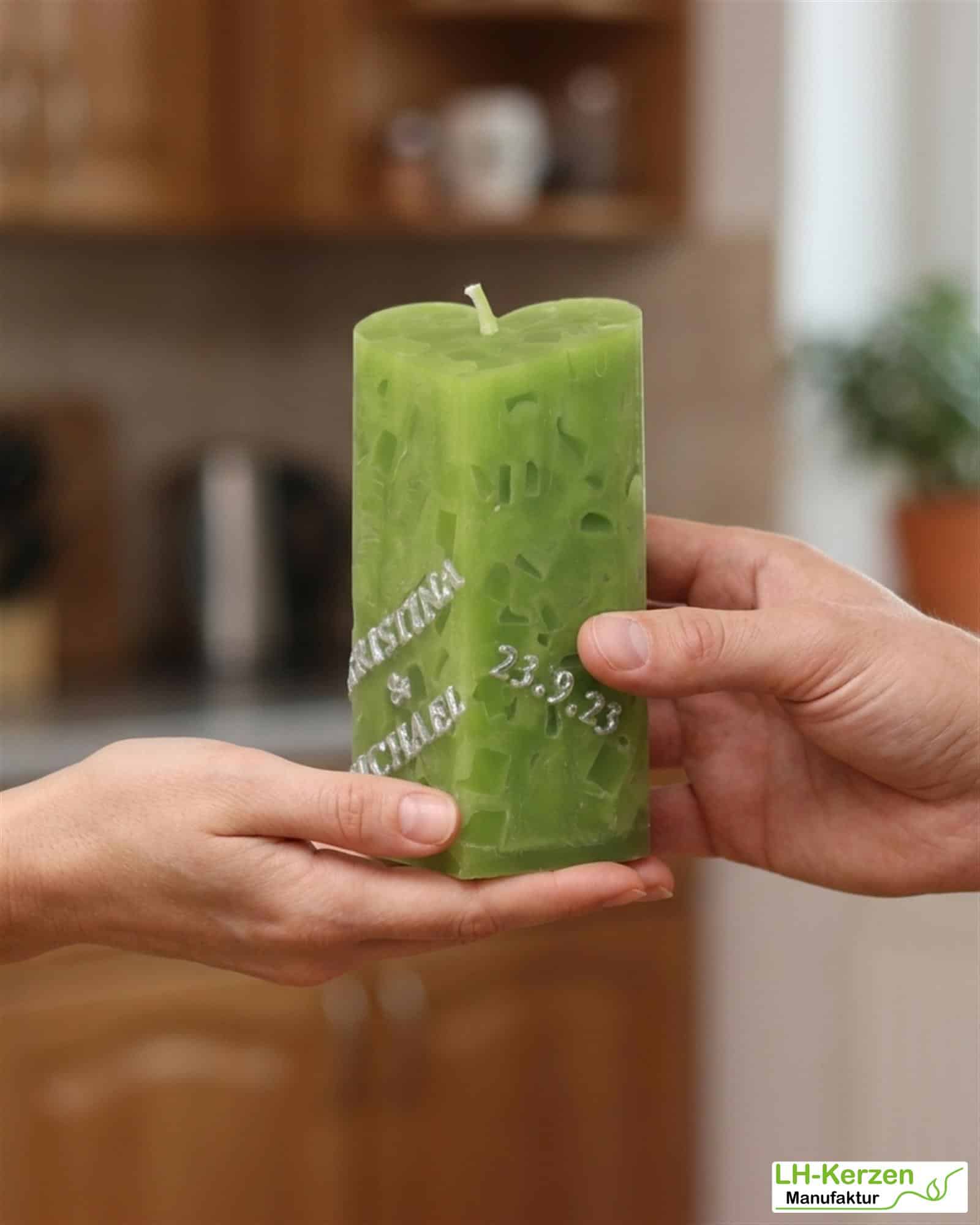 Grüne Würfelwachskerze in Herzform, Herzkerze 'Waldesruhe', personalisierbar