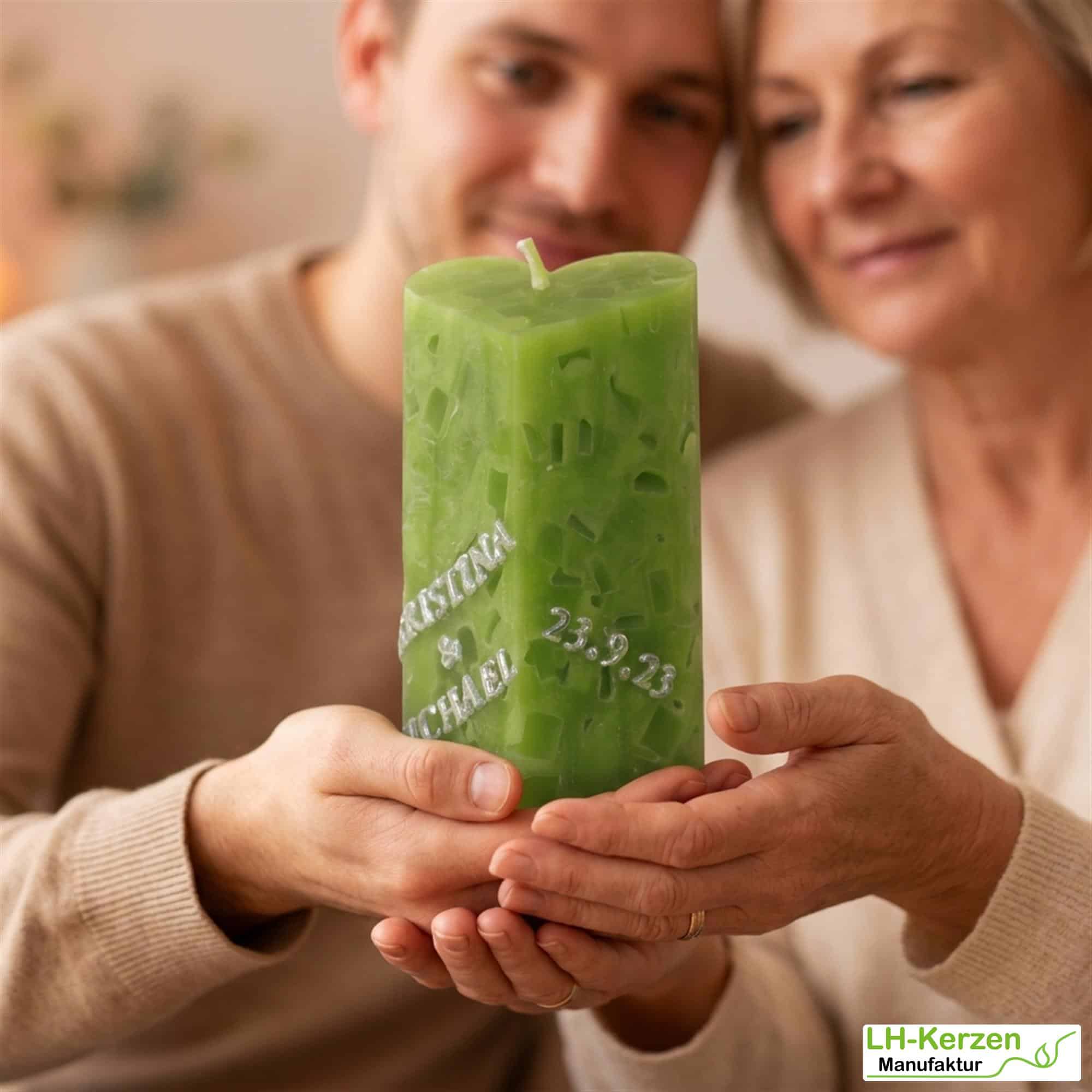 Grüne Würfelwachskerze in Herzform, Herzkerze 'Waldesruhe', personalisierbar