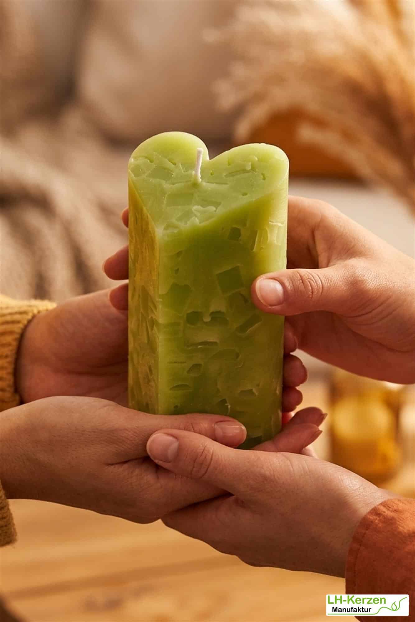 Grüne Würfelwachskerze in Herzform, Herzkerze 'Waldesruhe', personalisierbar