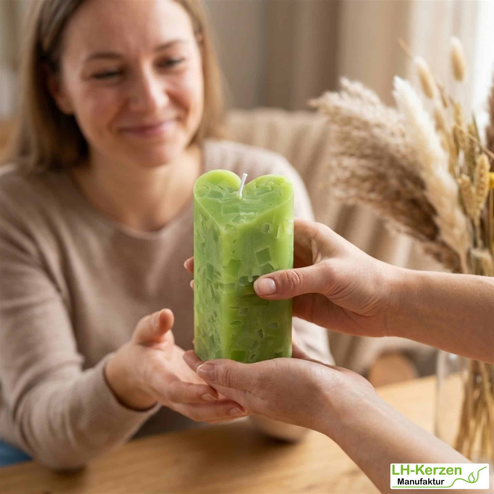 Grüne Würfelwachskerze in Herzform, Herzkerze 'Waldesruhe', personalisierbar