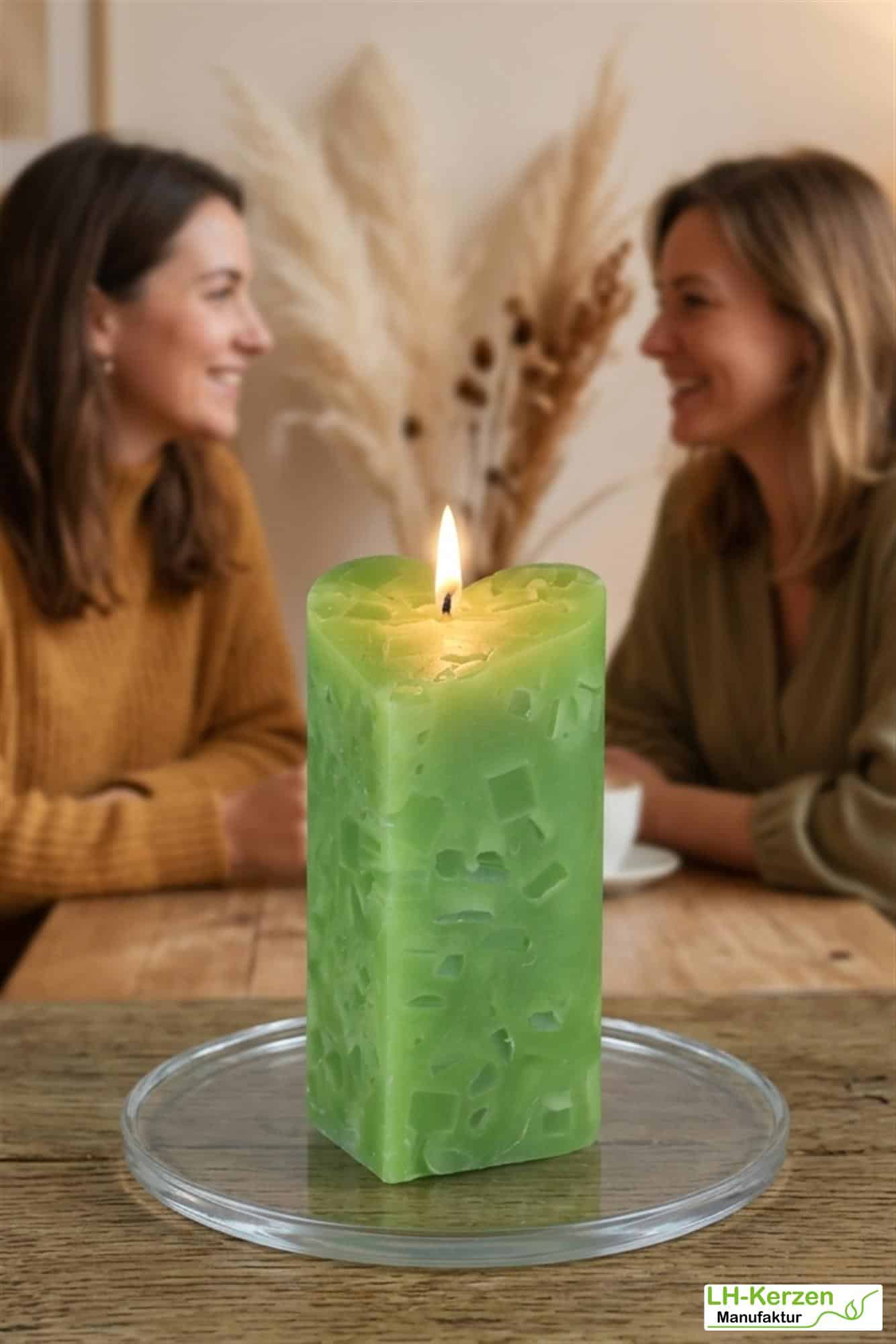 Grüne Würfelwachskerze in Herzform, Herzkerze 'Waldesruhe', personalisierbar