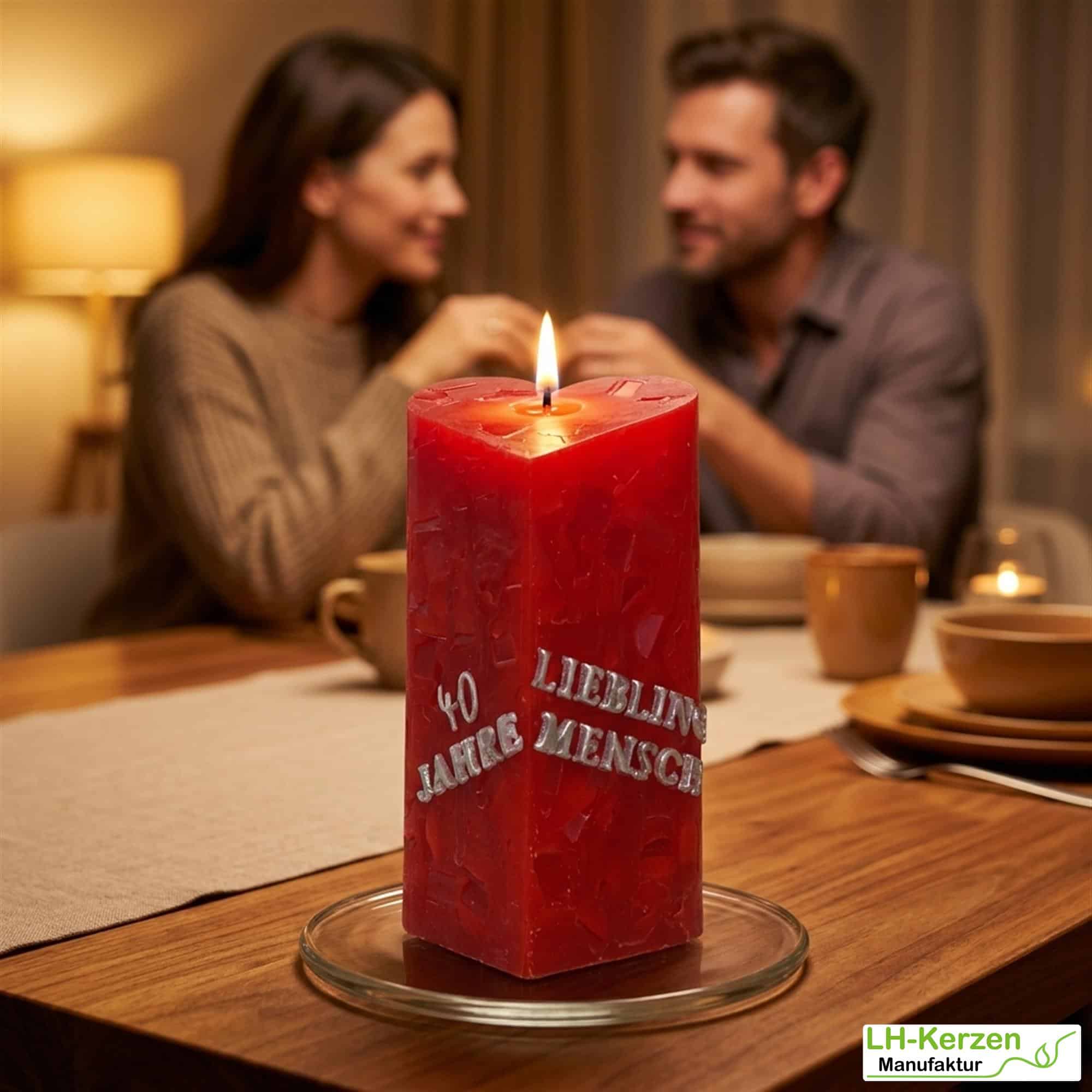 Rote Würfelwachskerze in Herzform, Herzkerze 'Flammendes Herz', personalisierbar