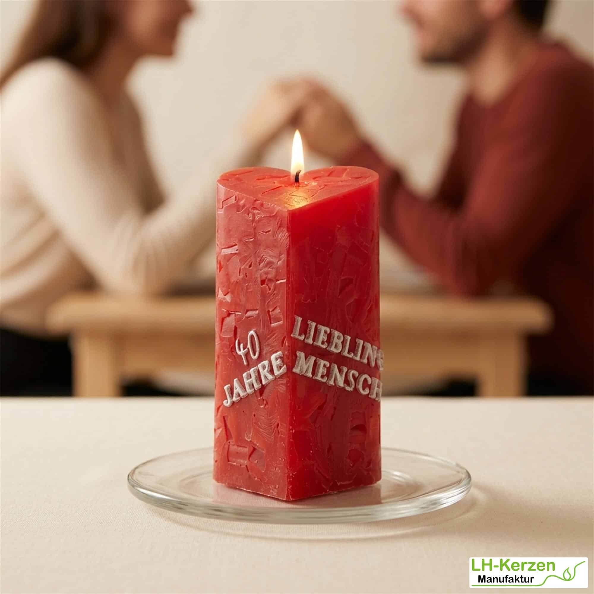 Rote Würfelwachskerze in Herzform, Herzkerze 'Flammendes Herz', personalisierbar