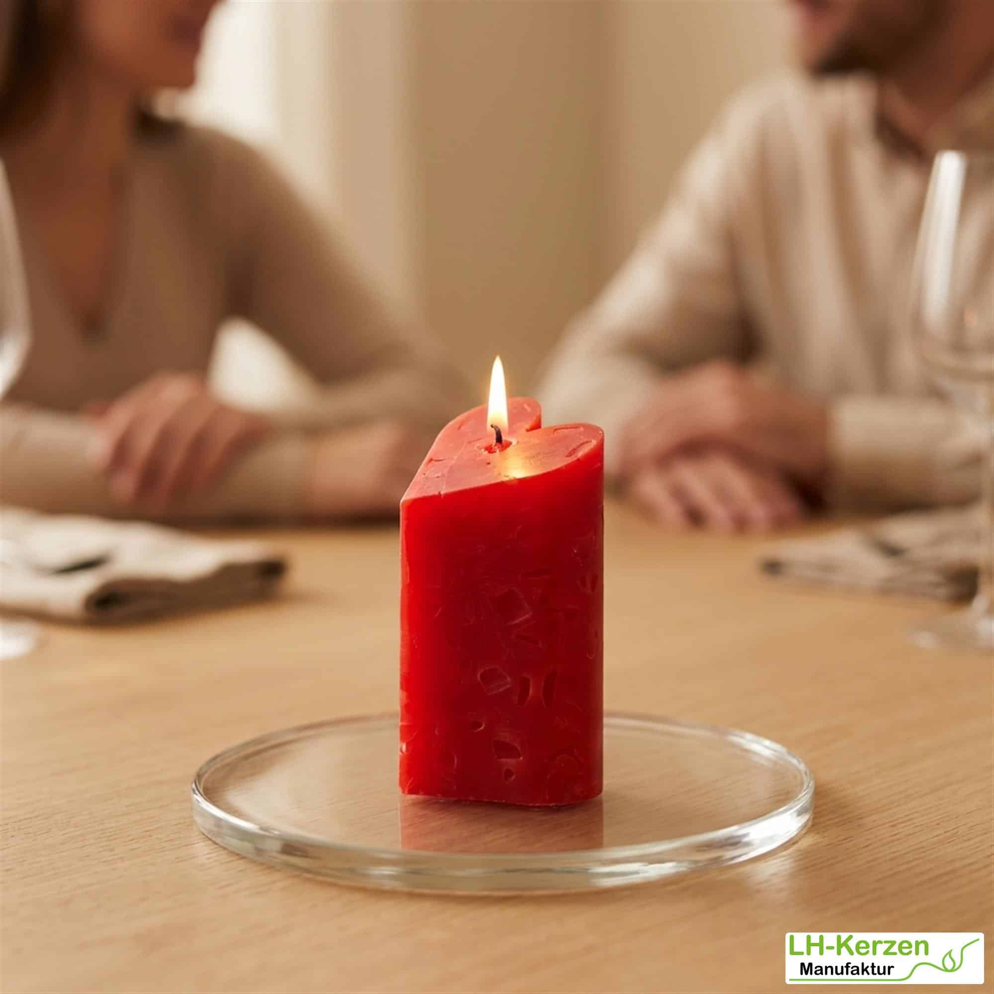 Rote Würfelwachskerze in Herzform, Herzkerze 'Flammendes Herz', personalisierbar