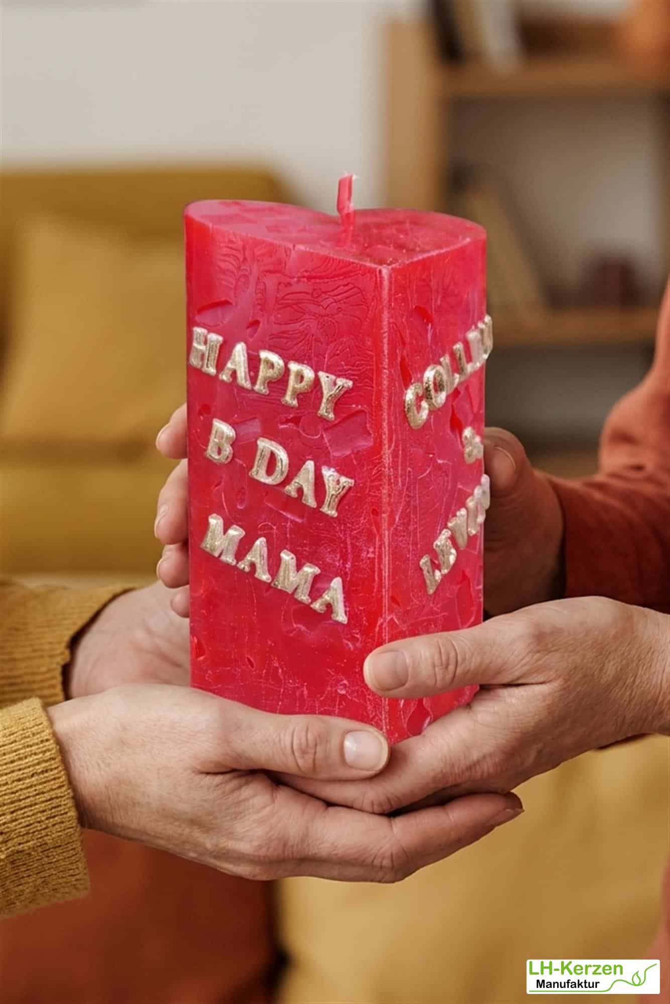 Rote Würfelwachskerze in Herzform, Herzkerze 'Flammendes Herz', personalisierbar