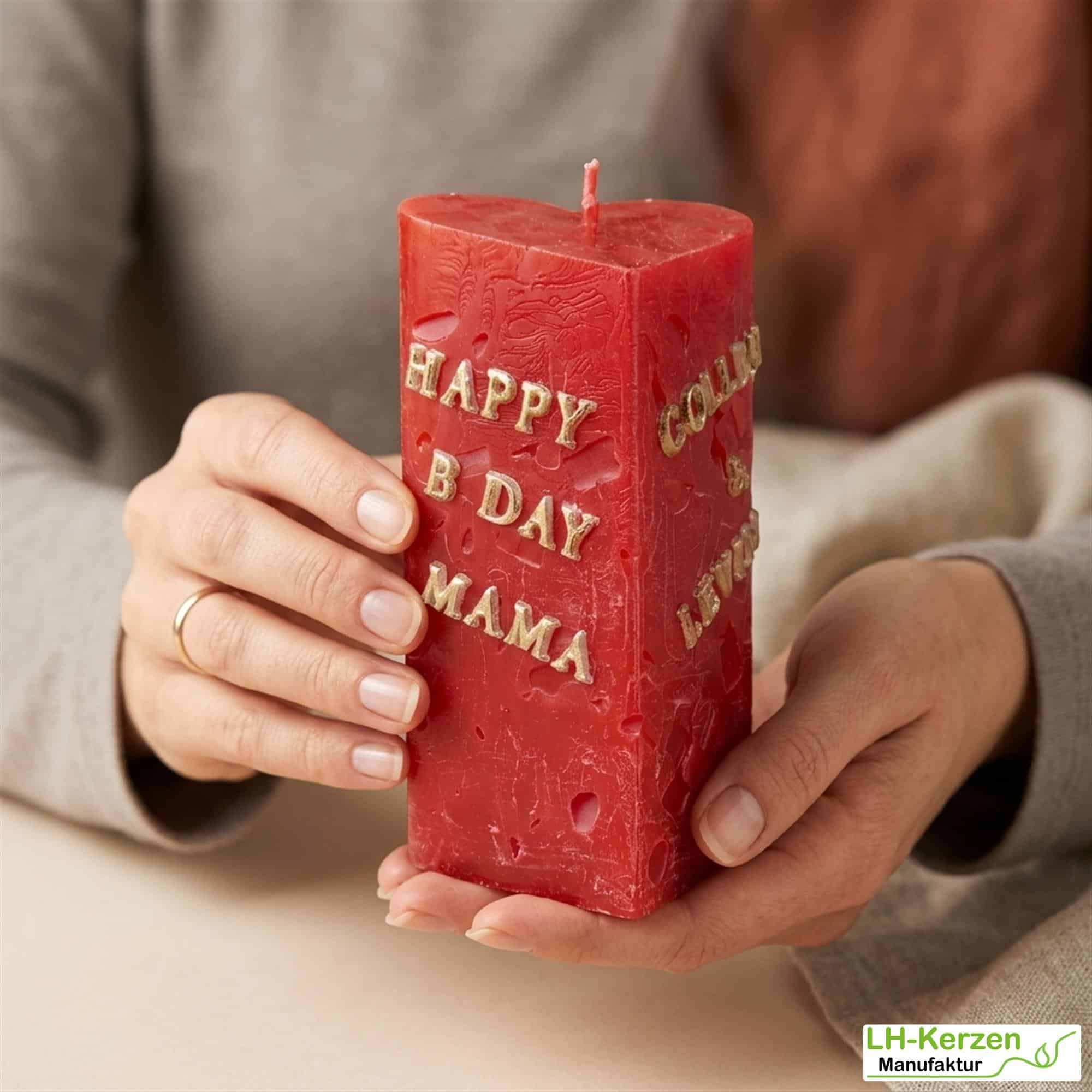 Rote Würfelwachskerze in Herzform, Herzkerze 'Flammendes Herz', personalisierbar